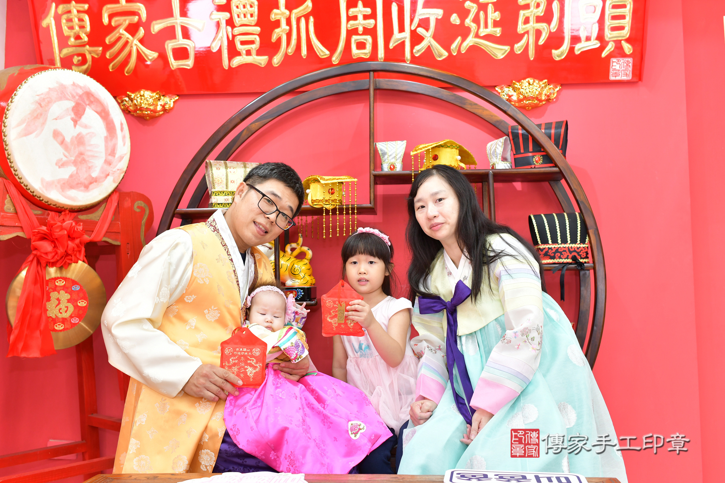 台中市北區小慈寶寶收涎推薦：傳家台中店收涎中國風會場，嬰兒古禮收涎收口水流程儀式、收涎吉祥話、收涎餅乾、收涎拍照。收涎證書。2024.11.17，照片11