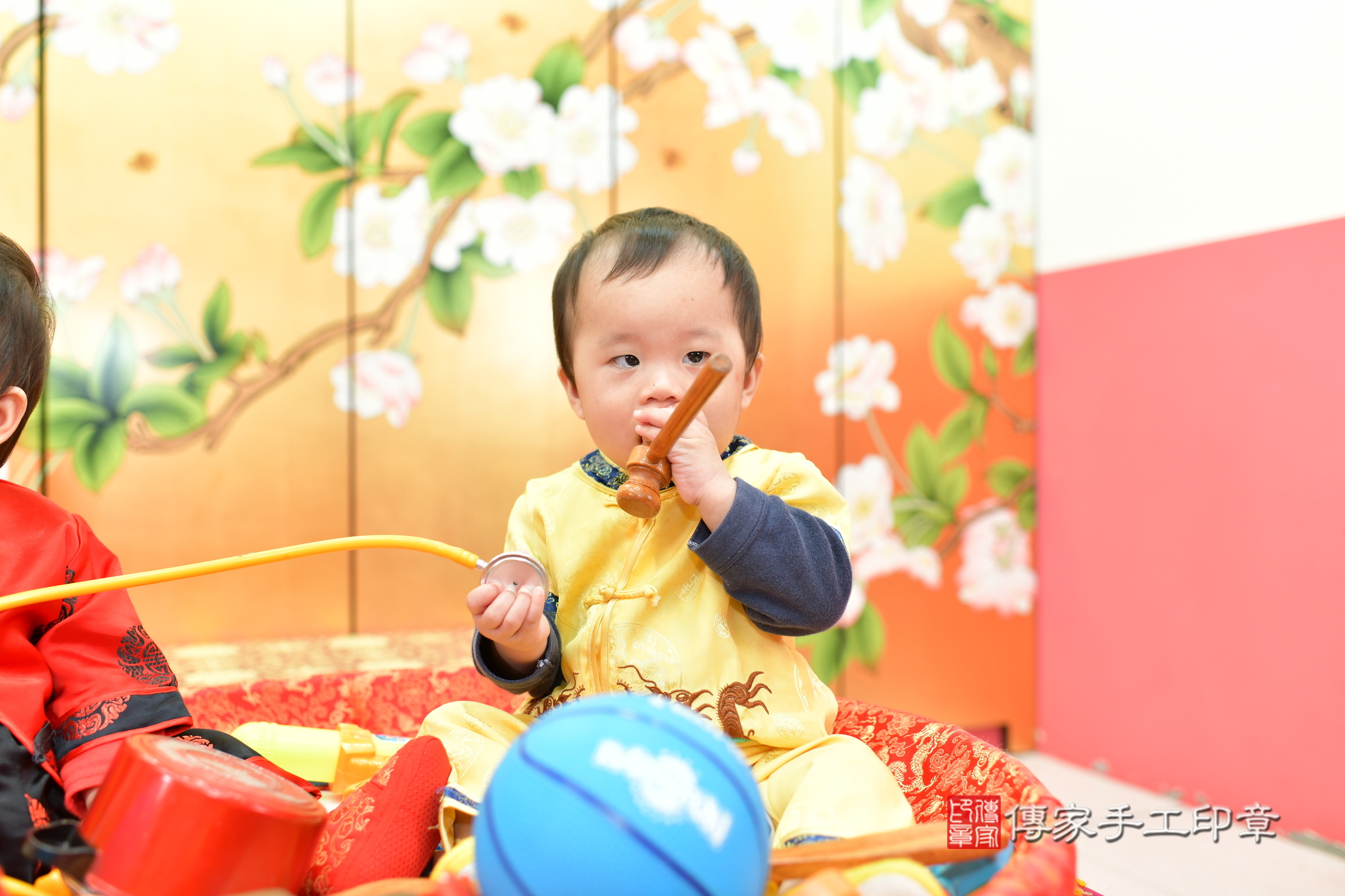 台中市北區栗栗寶寶和登登寶寶抓周推薦：傳家台中店抓周度脺中國風會場，嬰兒古禮抓周流程儀式吉祥話、抓周道具物品24種、拍照。抓周證書。2024.11.15，照片12
