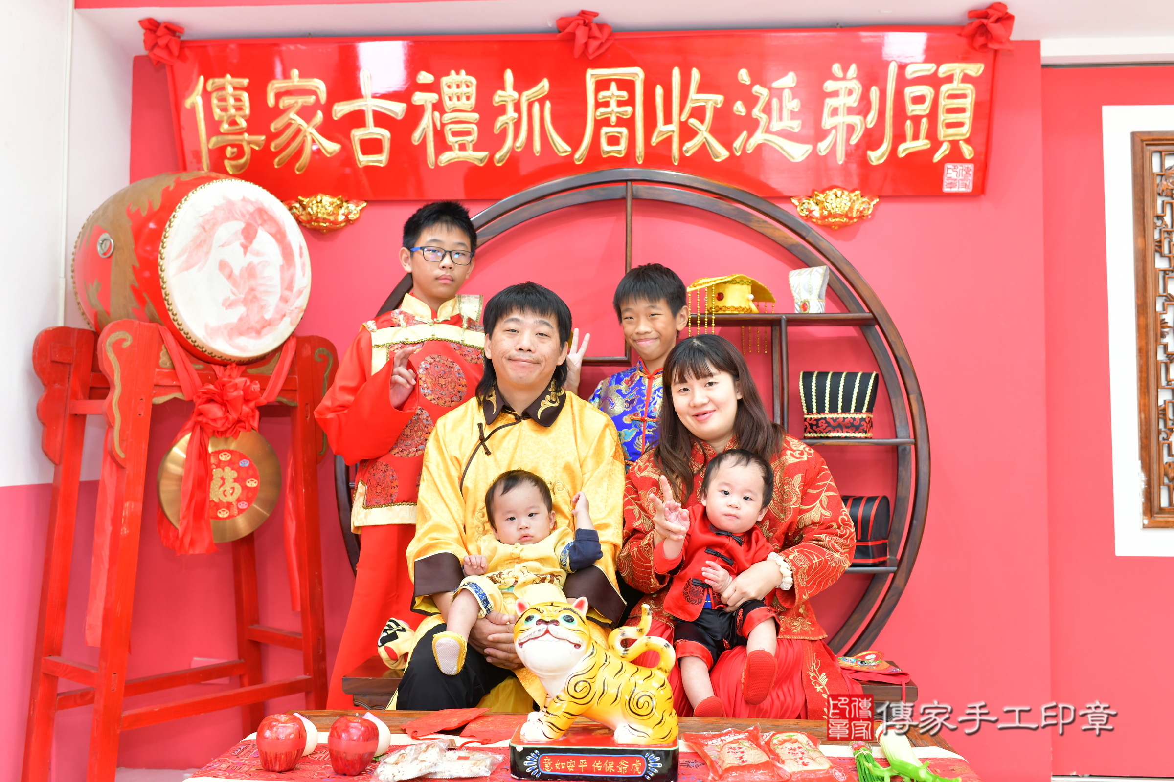 台中市北區栗栗寶寶和登登寶寶抓周推薦：傳家台中店抓周度脺中國風會場，嬰兒古禮抓周流程儀式吉祥話、抓周道具物品24種、拍照。抓周證書。2024.11.15，照片4