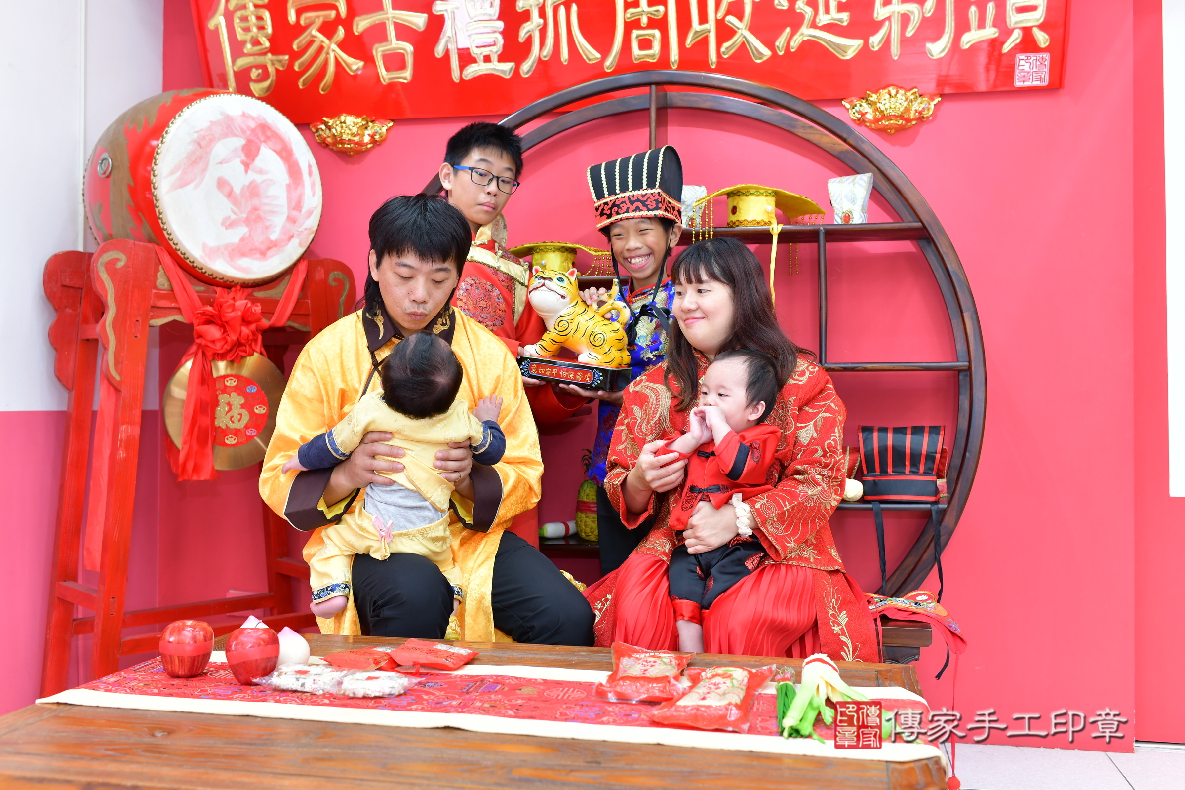 台中市北區栗栗寶寶和登登寶寶抓周推薦：傳家台中店抓周度脺中國風會場，嬰兒古禮抓周流程儀式吉祥話、抓周道具物品24種、拍照。抓周證書。2024.11.15，照片14