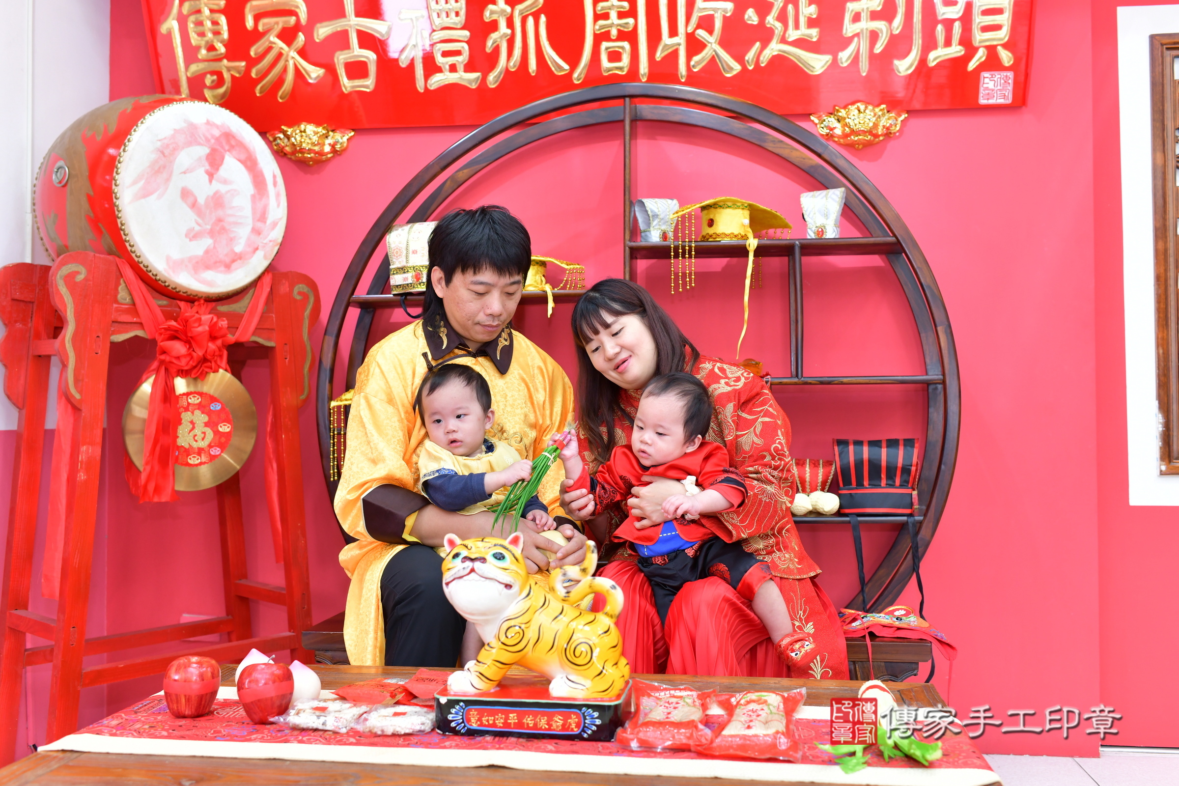 台中市北區栗栗寶寶和登登寶寶抓周推薦：傳家台中店抓周度脺中國風會場，嬰兒古禮抓周流程儀式吉祥話、抓周道具物品24種、拍照。抓周證書。2024.11.15，照片16