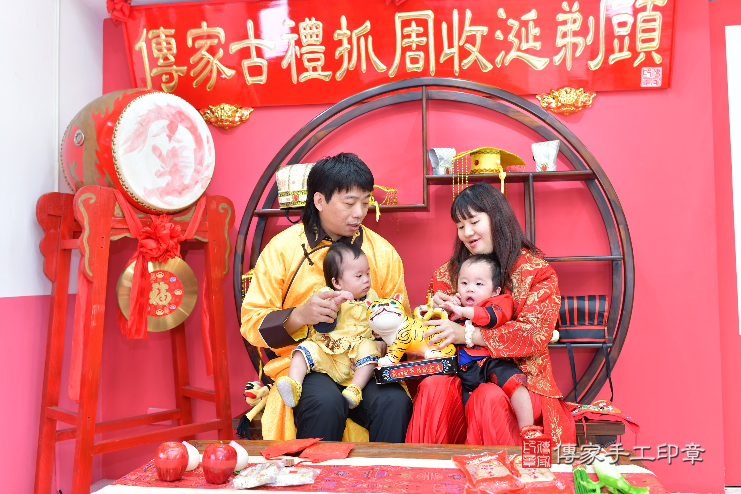 台中市北區栗栗寶寶和登登寶寶抓周推薦：傳家台中店抓周度脺中國風會場，嬰兒古禮抓周流程儀式吉祥話、抓周道具物品24種、拍照。抓周證書。2024.11.15，照片13