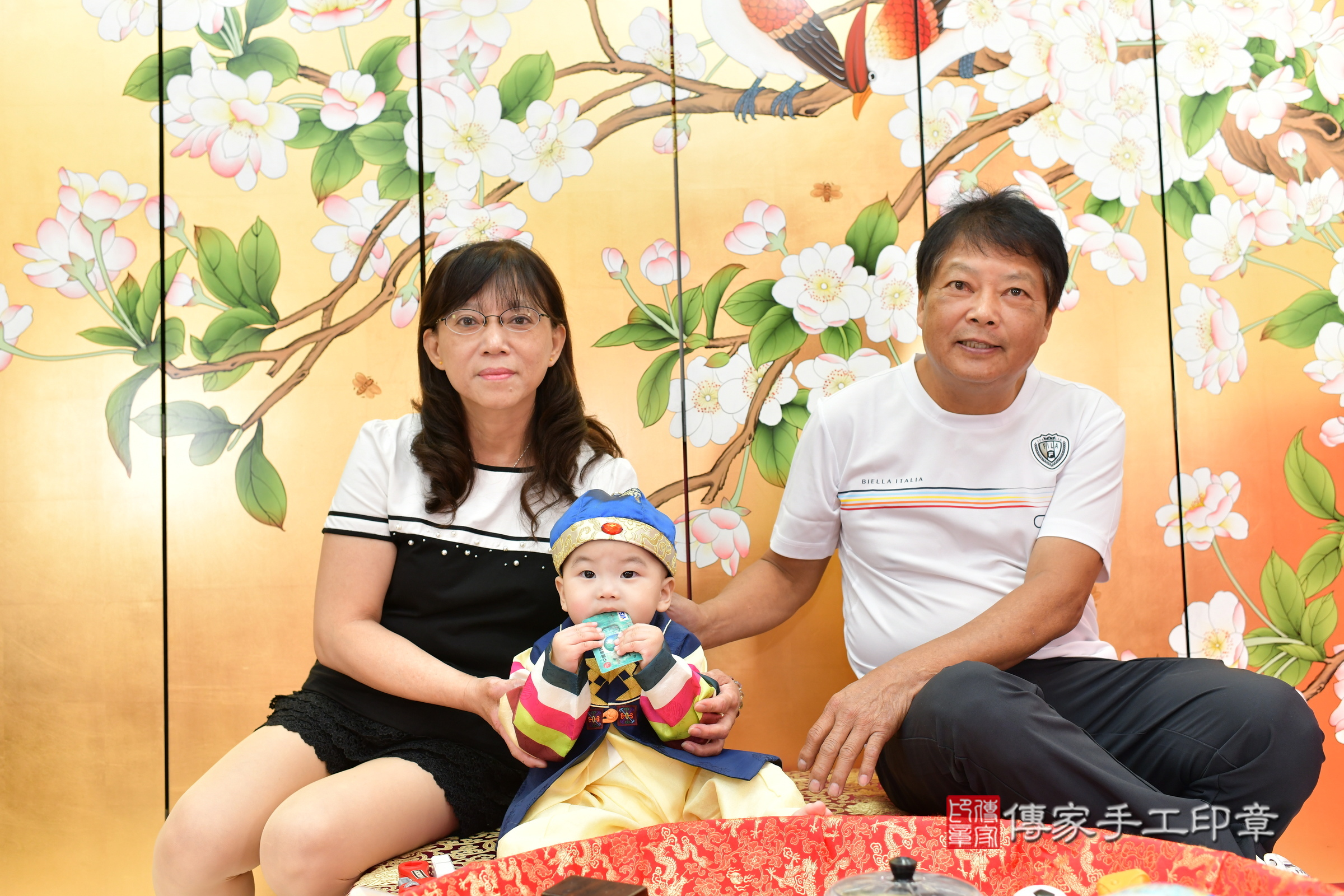 台中市北區澤澤寶寶抓周推薦：傳家台中店抓周度脺中國風會場，嬰兒古禮抓周流程儀式吉祥話、抓周道具物品24種、拍照。抓周證書。2024.11.1，照片11