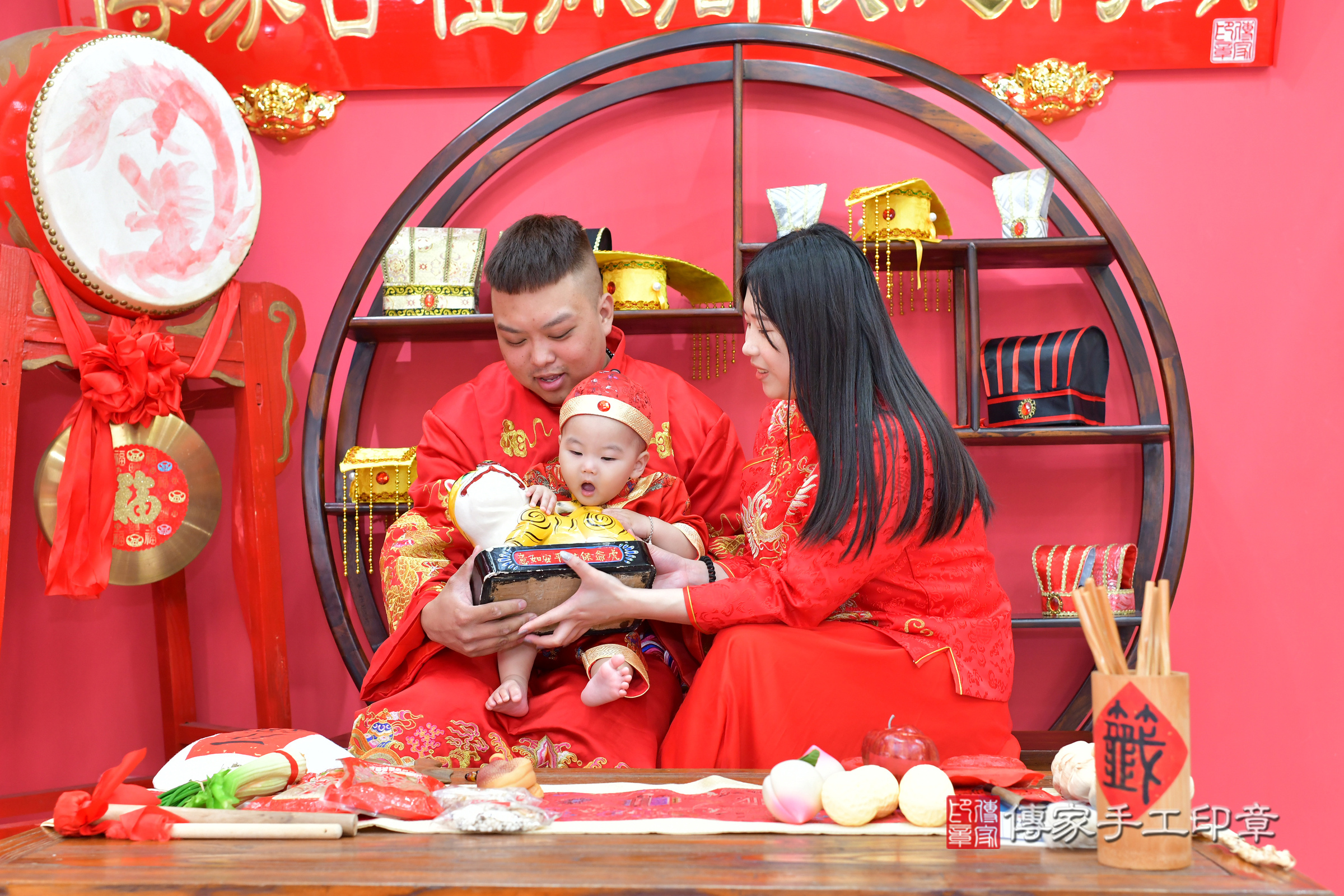 台中市北區澤澤寶寶抓周推薦：傳家台中店抓周度脺中國風會場，嬰兒古禮抓周流程儀式吉祥話、抓周道具物品24種、拍照。抓周證書。2024.11.1，照片12