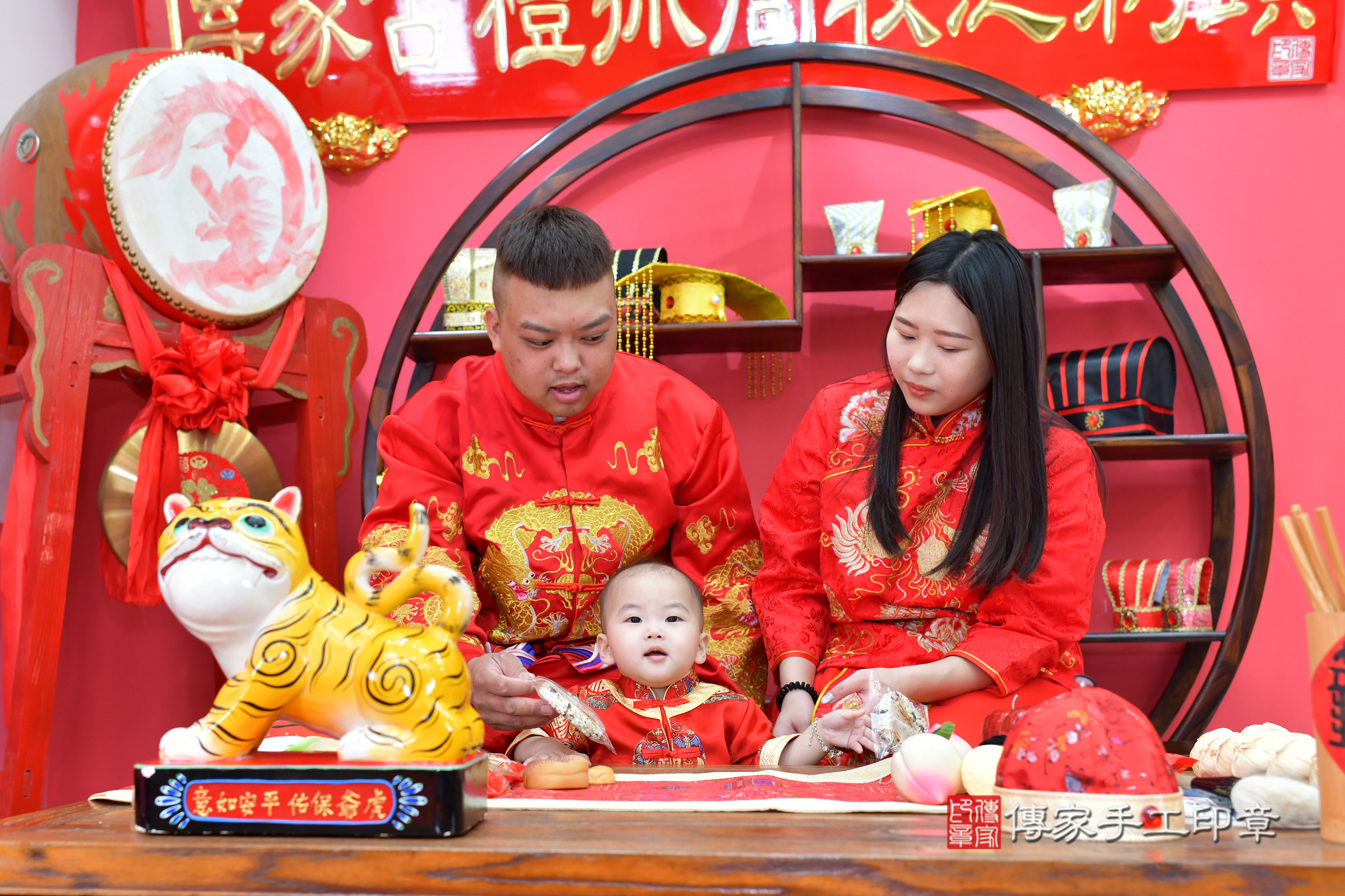 台中市北區澤澤寶寶抓周推薦：傳家台中店抓周度脺中國風會場，嬰兒古禮抓周流程儀式吉祥話、抓周道具物品24種、拍照。抓周證書。2024.11.1，照片17