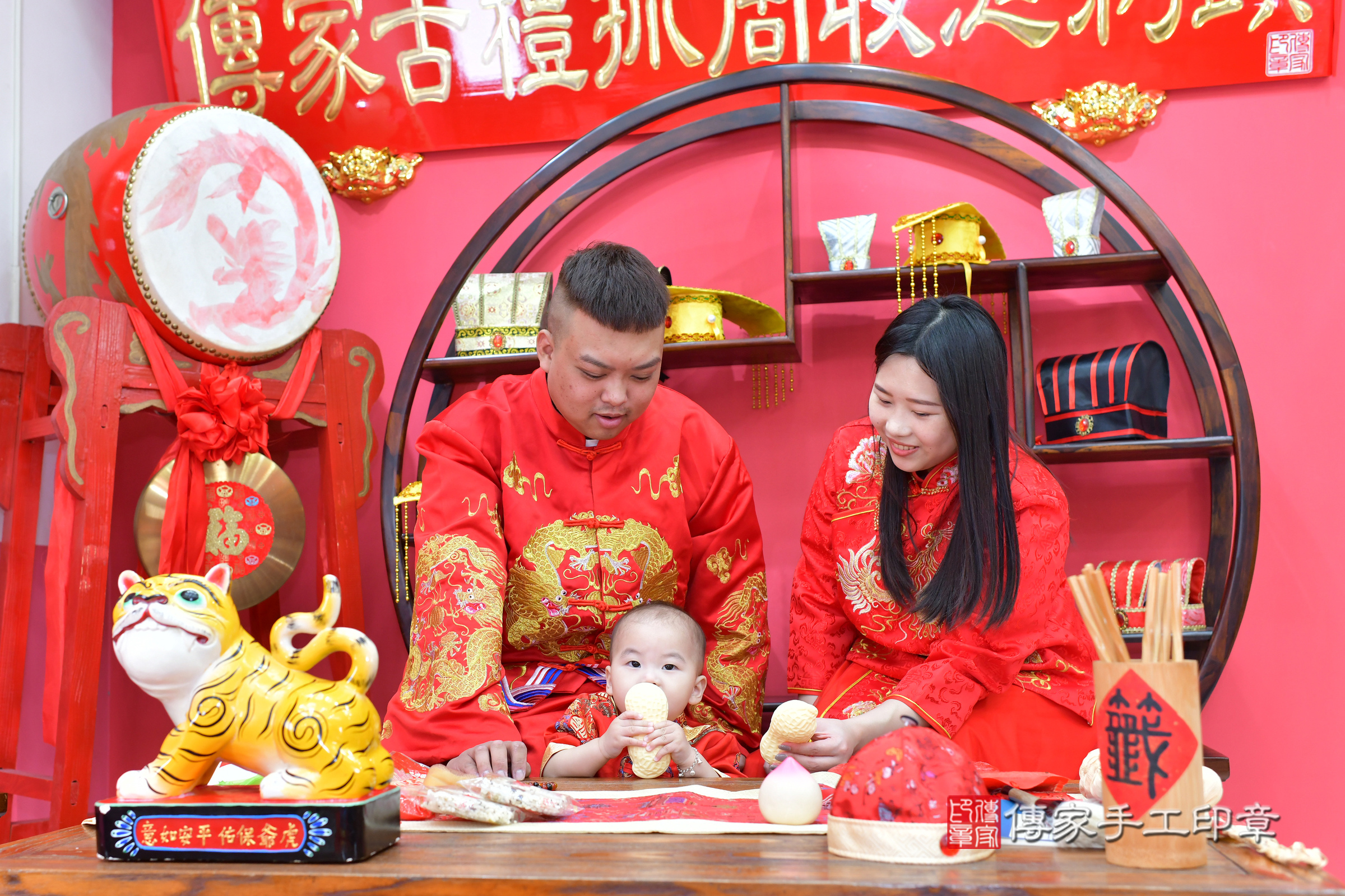 台中市北區澤澤寶寶抓周推薦：傳家台中店抓周度脺中國風會場，嬰兒古禮抓周流程儀式吉祥話、抓周道具物品24種、拍照。抓周證書。2024.11.1，照片16