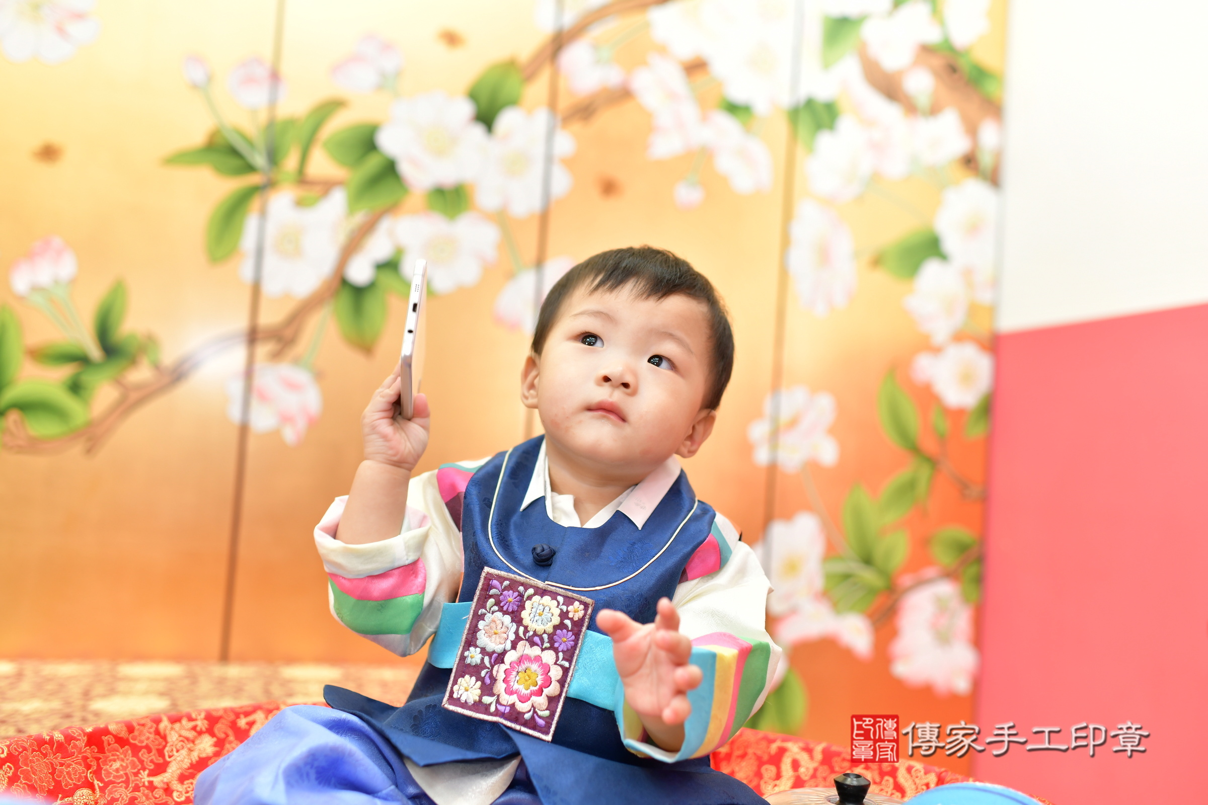 台中市北區小錀寶寶抓周推薦：傳家台中店抓周度脺中國風會場，嬰兒古禮抓周流程儀式吉祥話、抓周道具物品24種、拍照。抓周證書。2024.11.2，照片16
