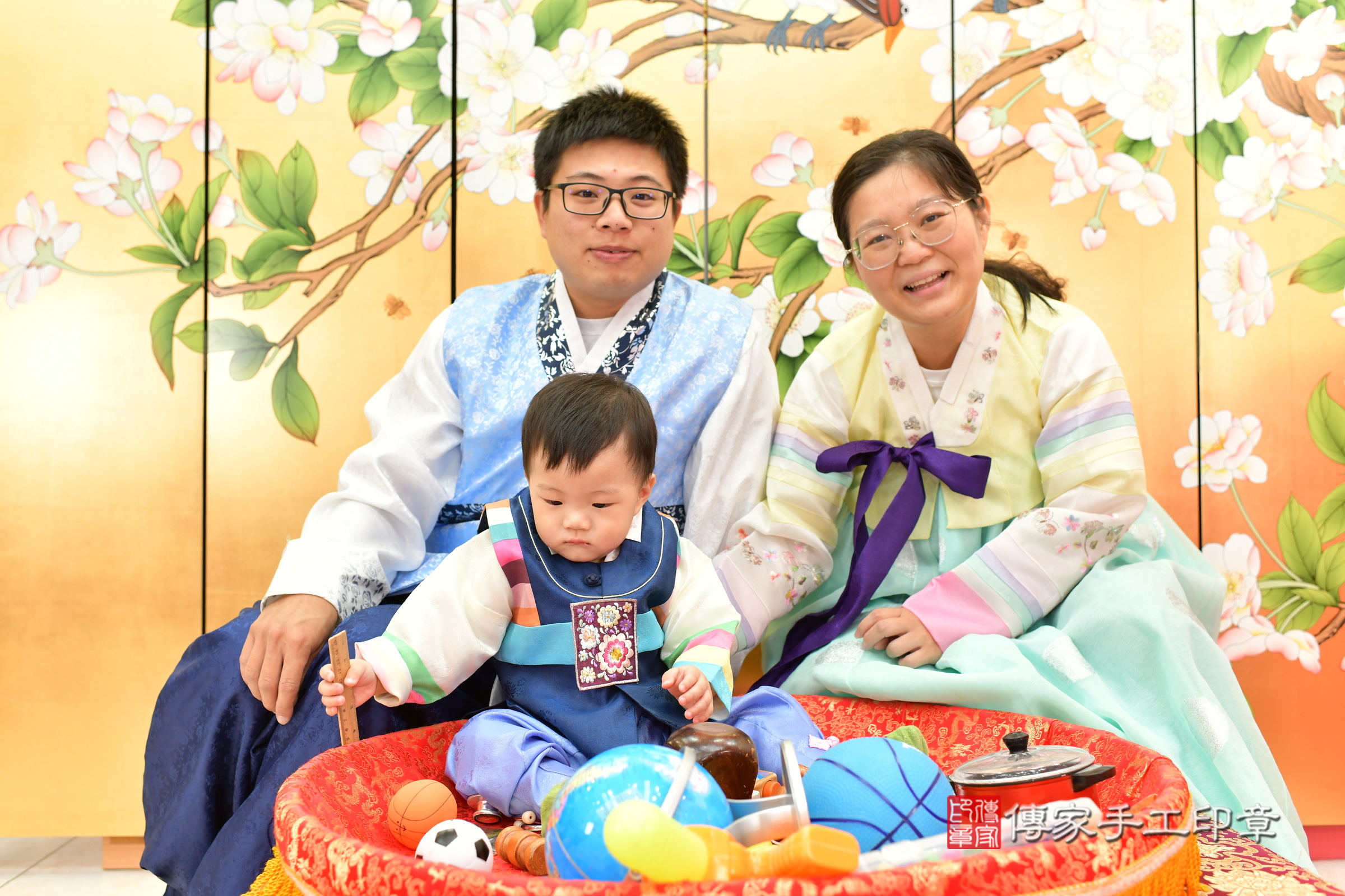 台中市北區小錀寶寶抓周推薦：傳家台中店抓周度脺中國風會場，嬰兒古禮抓周流程儀式吉祥話、抓周道具物品24種、拍照。抓周證書。2024.11.2，照片10