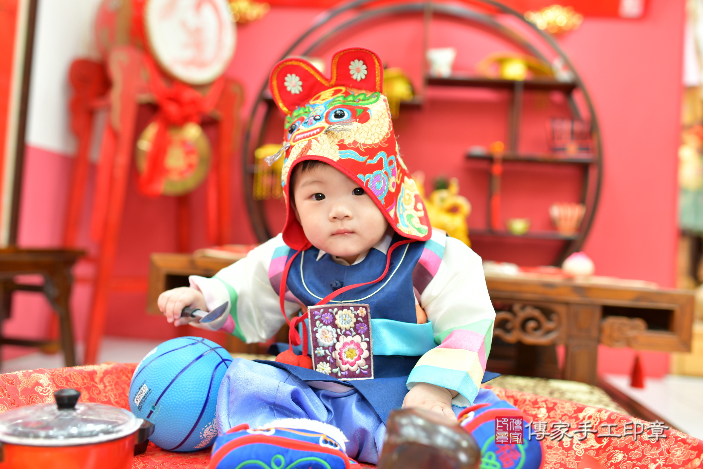 台中市北區小錀寶寶抓周推薦：傳家台中店抓周度脺中國風會場，嬰兒古禮抓周流程儀式吉祥話、抓周道具物品24種、拍照。抓周證書。2024.11.2，照片17