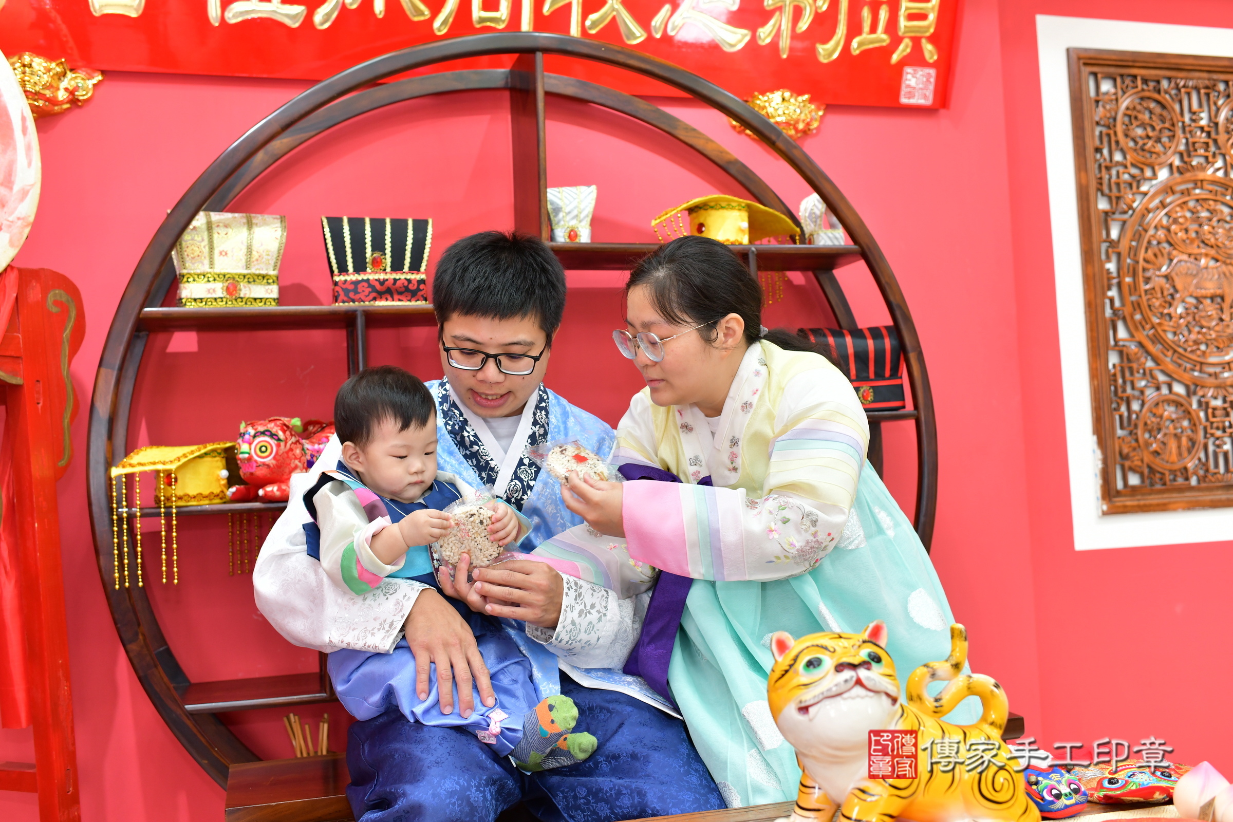 台中市北區小錀寶寶抓周推薦：傳家台中店抓周度脺中國風會場，嬰兒古禮抓周流程儀式吉祥話、抓周道具物品24種、拍照。抓周證書。2024.11.2，照片23