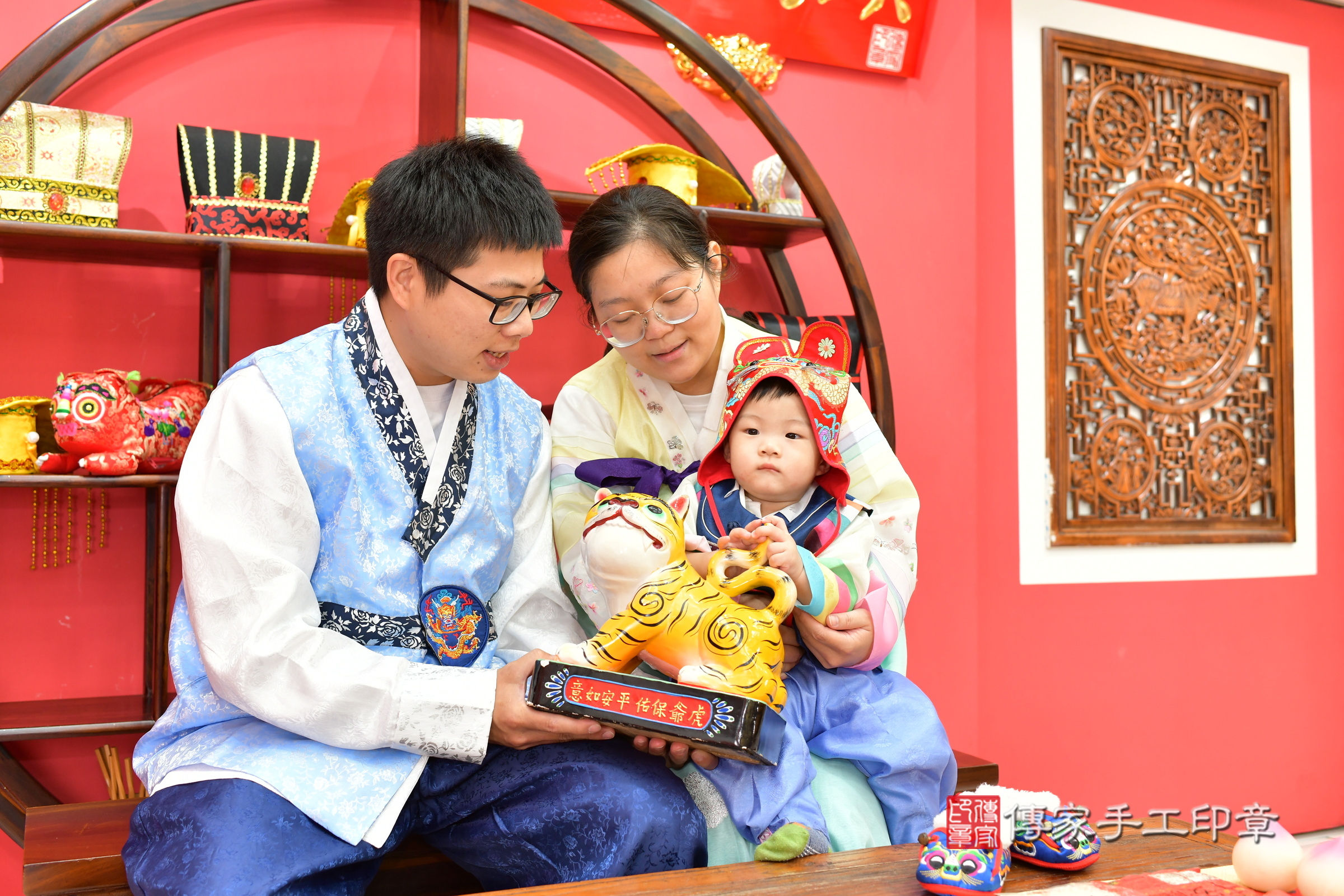台中市北區小錀寶寶抓周推薦：傳家台中店抓周度脺中國風會場，嬰兒古禮抓周流程儀式吉祥話、抓周道具物品24種、拍照。抓周證書。2024.11.2，照片21