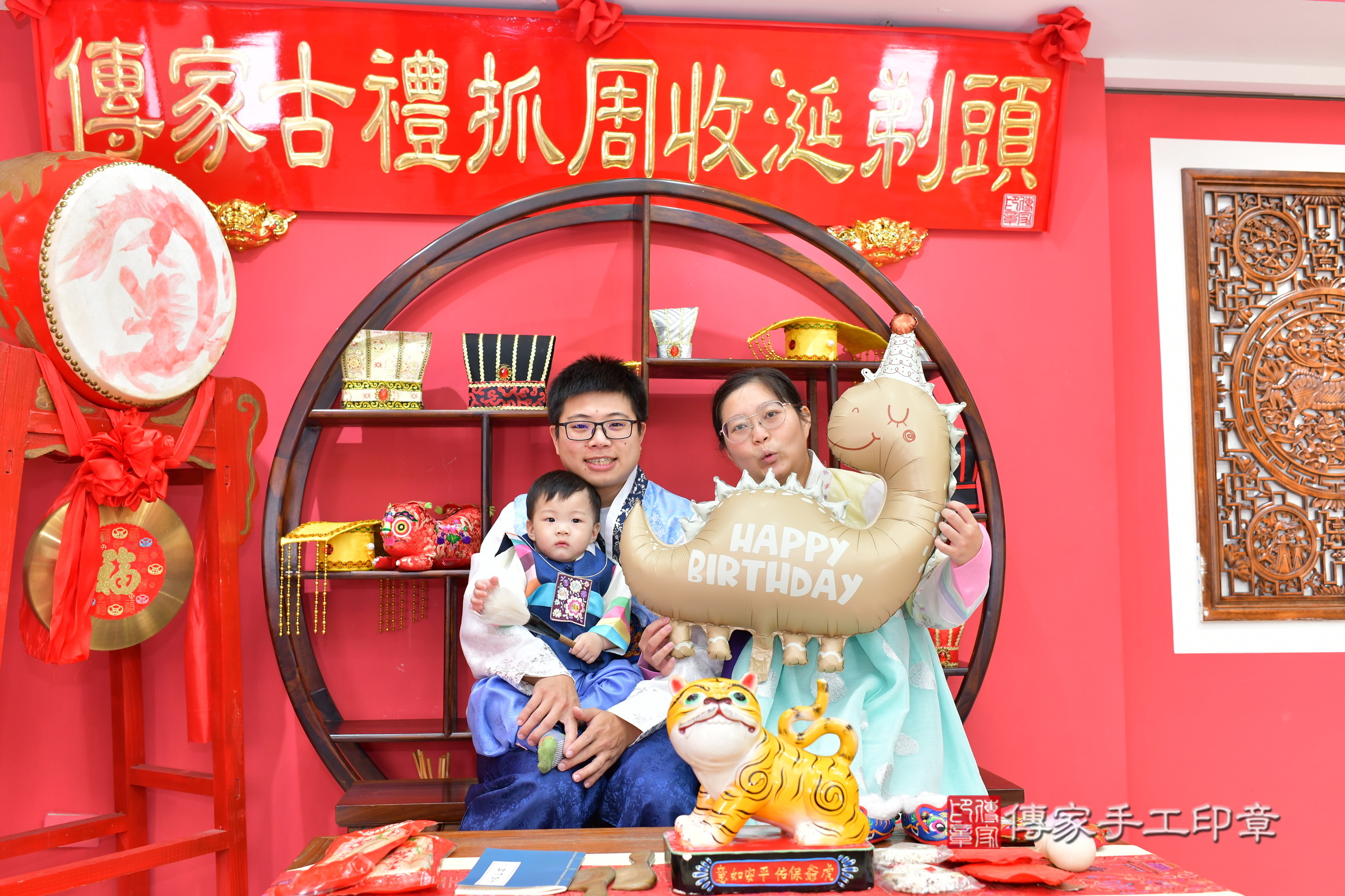 台中市北區小錀寶寶抓周推薦：傳家台中店抓周度脺中國風會場，嬰兒古禮抓周流程儀式吉祥話、抓周道具物品24種、拍照。抓周證書。2024.11.2，照片20
