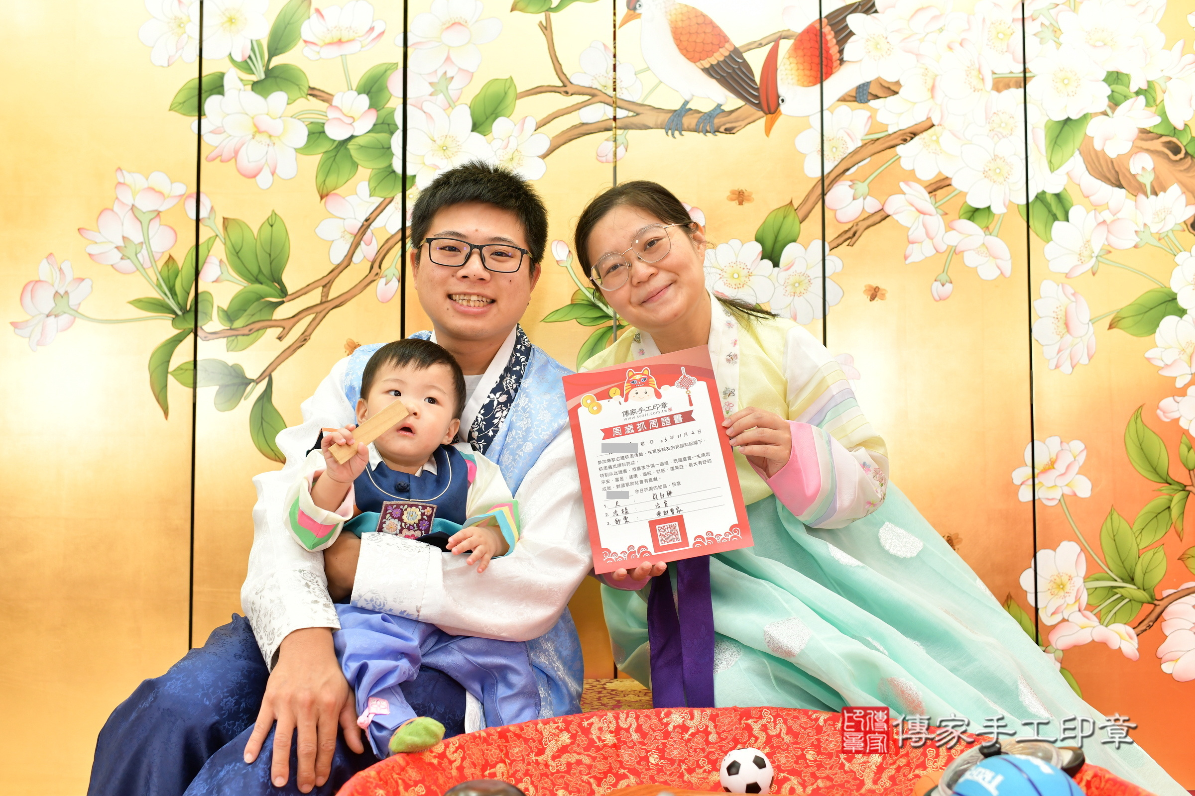 台中市北區小錀寶寶抓周推薦：傳家台中店抓周度脺中國風會場，嬰兒古禮抓周流程儀式吉祥話、抓周道具物品24種、拍照。抓周證書。2024.11.2，照片24