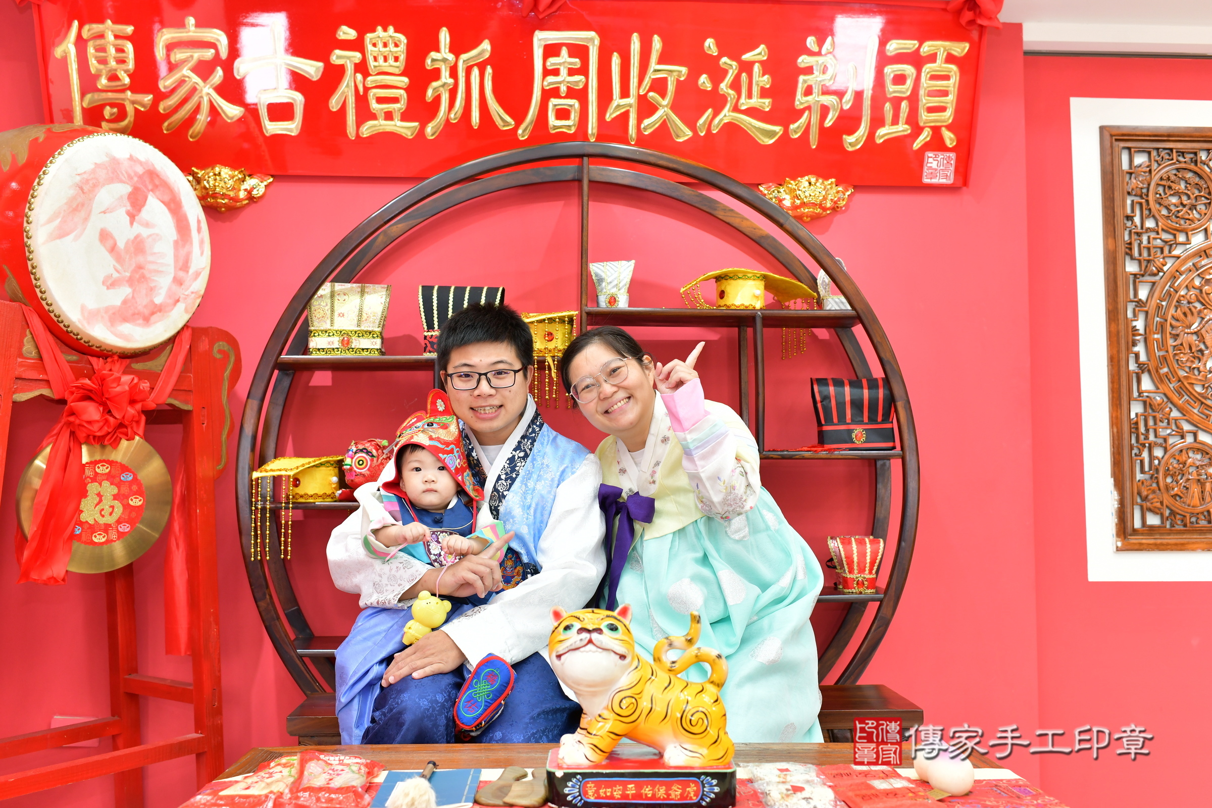 台中市北區小錀寶寶抓周推薦：傳家台中店抓周度脺中國風會場，嬰兒古禮抓周流程儀式吉祥話、抓周道具物品24種、拍照。抓周證書。2024.11.2，照片26