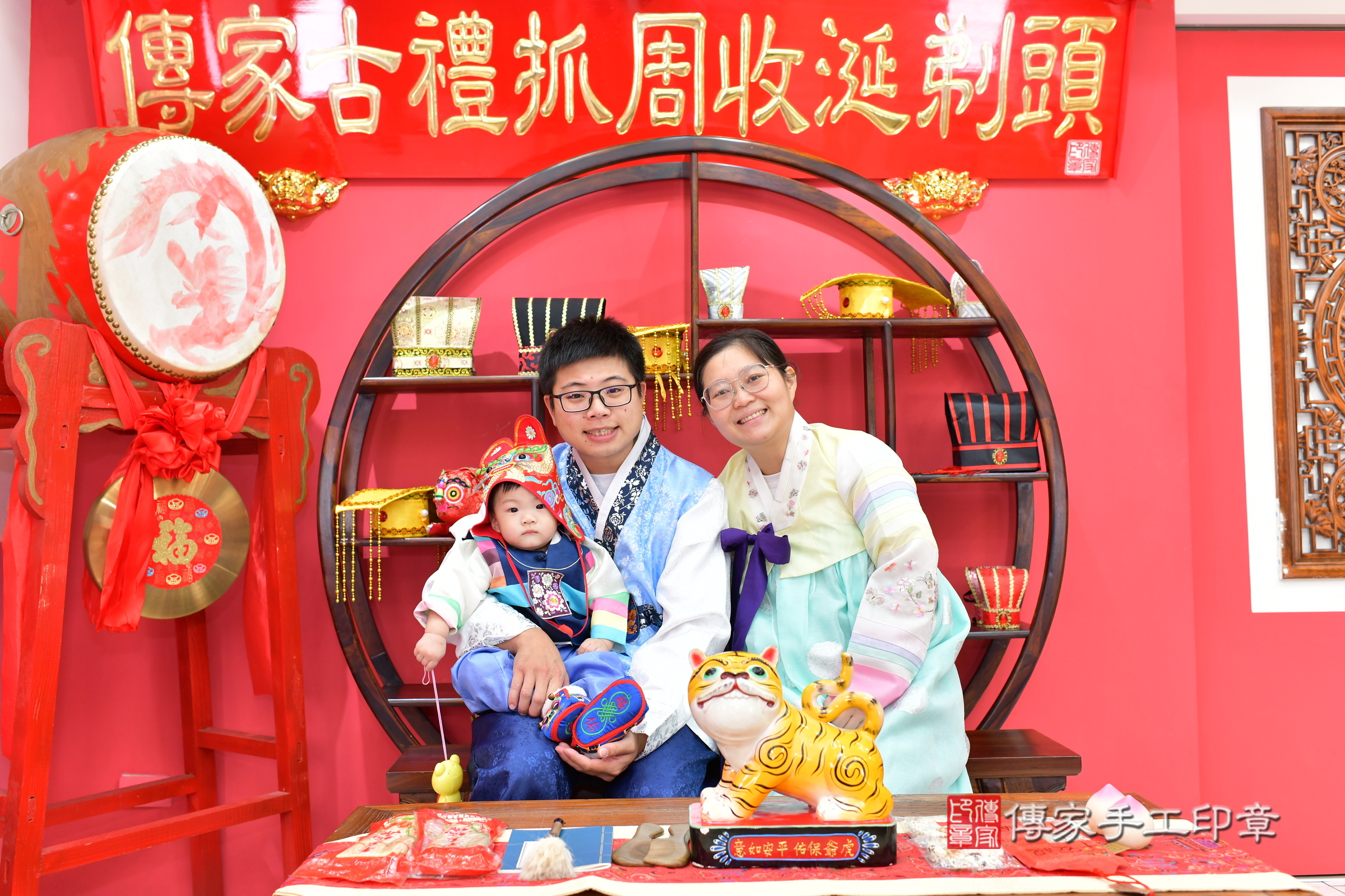 台中市北區小錀寶寶抓周推薦：傳家台中店抓周度脺中國風會場，嬰兒古禮抓周流程儀式吉祥話、抓周道具物品24種、拍照。抓周證書。2024.11.2，照片25
