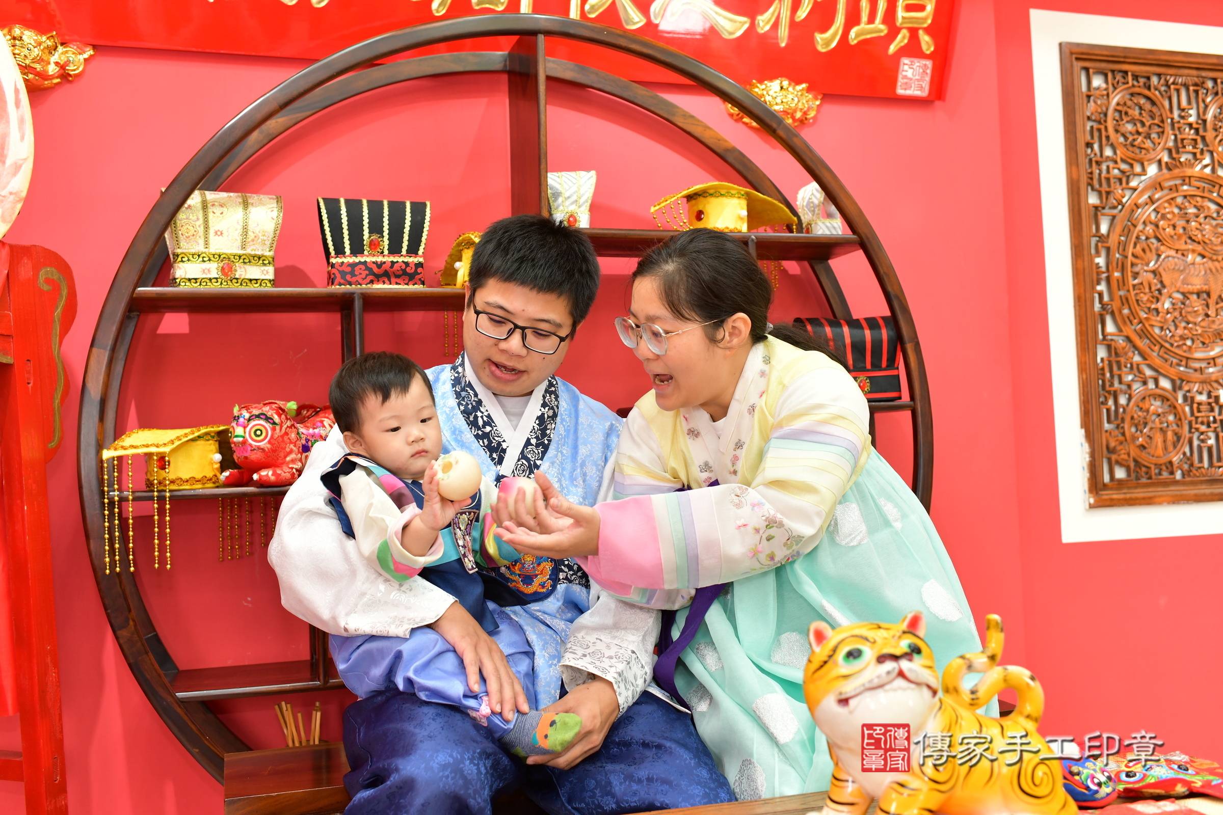 台中市北區小錀寶寶抓周推薦：傳家台中店抓周度脺中國風會場，嬰兒古禮抓周流程儀式吉祥話、抓周道具物品24種、拍照。抓周證書。2024.11.2，照片22