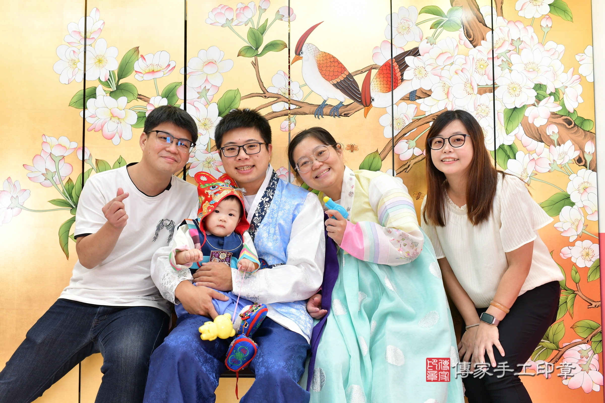 台中市北區小錀寶寶抓周推薦：傳家台中店抓周度脺中國風會場，嬰兒古禮抓周流程儀式吉祥話、抓周道具物品24種、拍照。抓周證書。2024.11.2，照片9