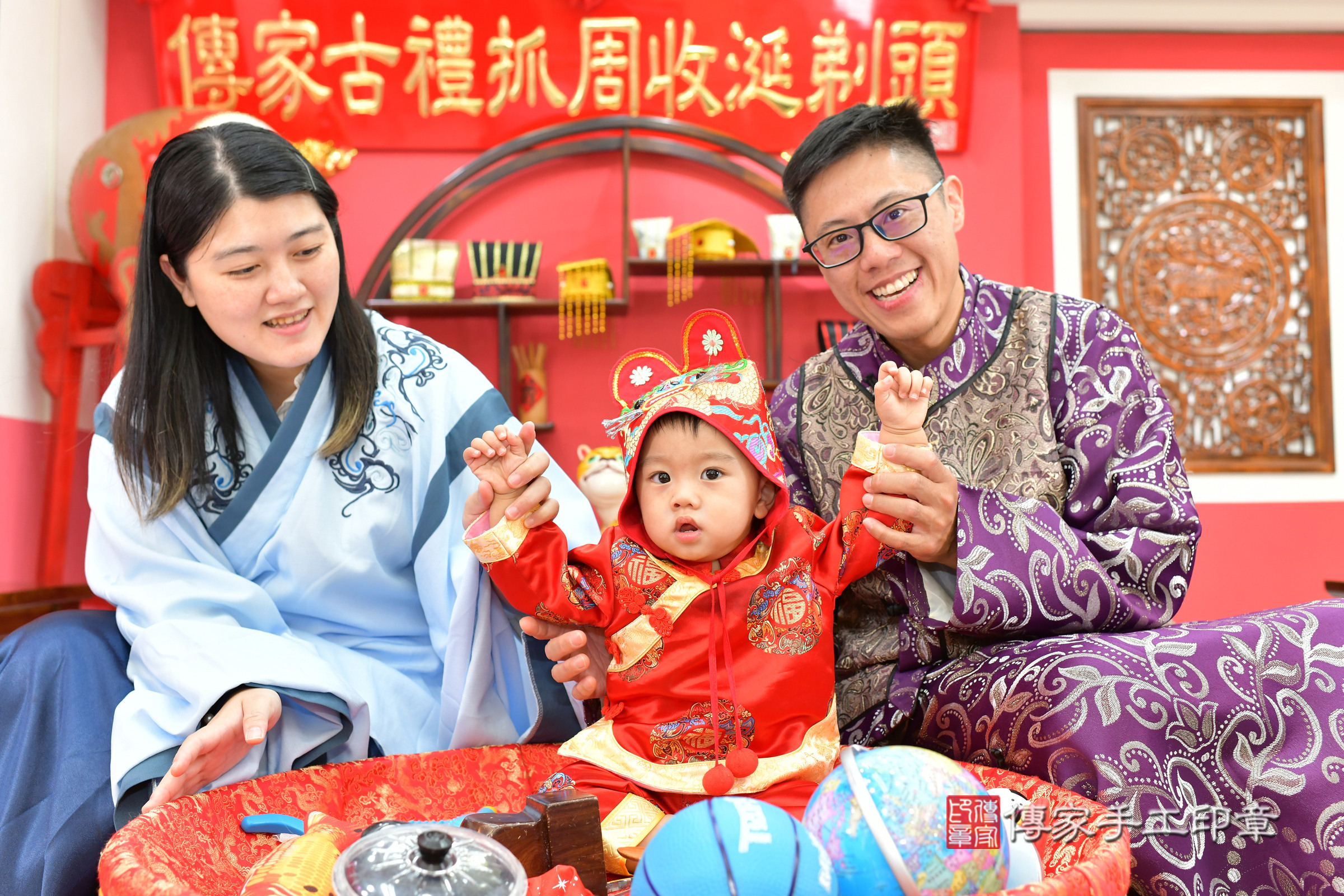 台中市北區小灝寶寶抓周推薦：傳家台中店抓周度脺中國風會場，嬰兒古禮抓周流程儀式吉祥話、抓周道具物品24種、拍照。抓周證書。2024.11.9，照片7