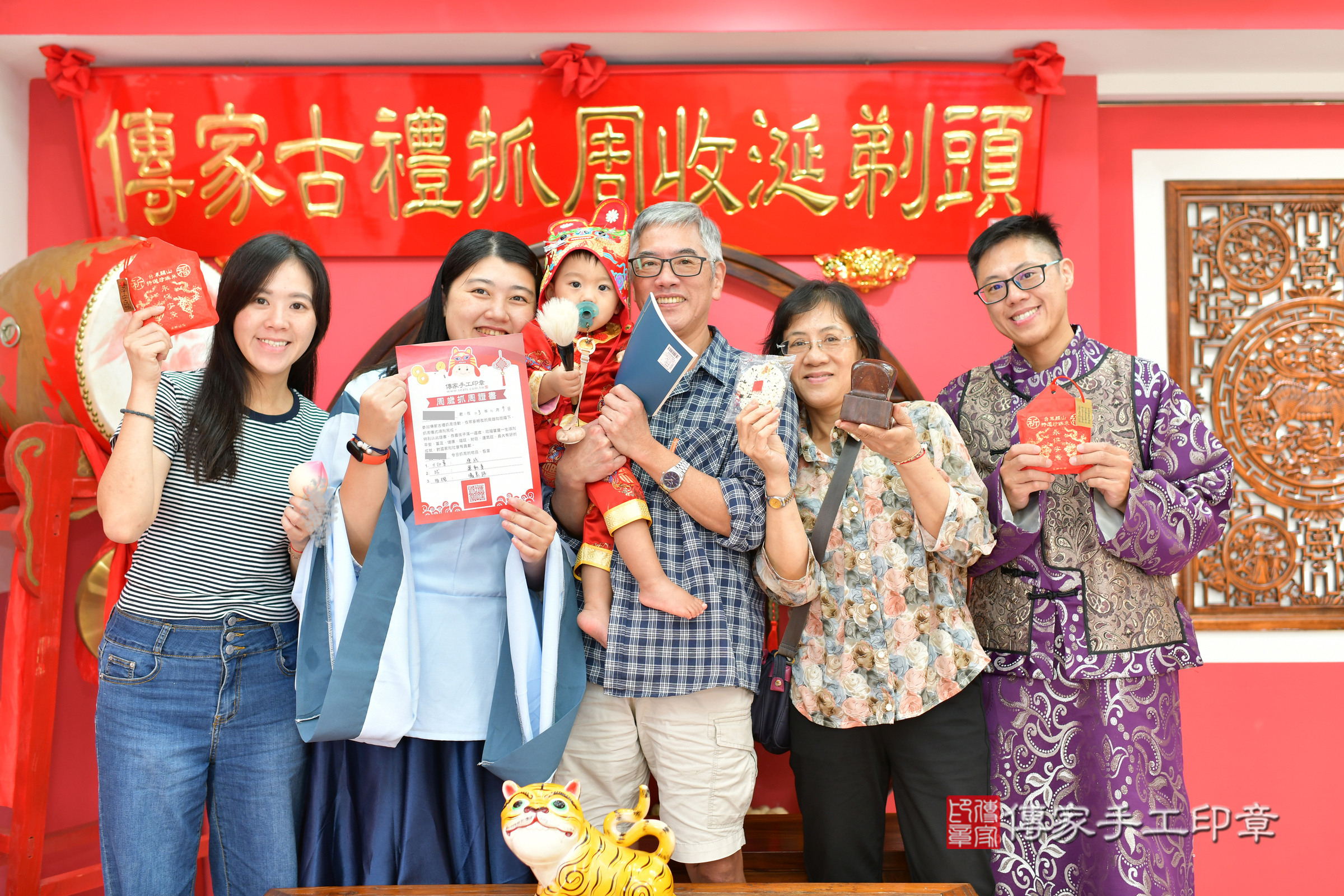 台中市北區小灝寶寶抓周推薦：傳家台中店抓周度脺中國風會場，嬰兒古禮抓周流程儀式吉祥話、抓周道具物品24種、拍照。抓周證書。2024.11.9，照片15