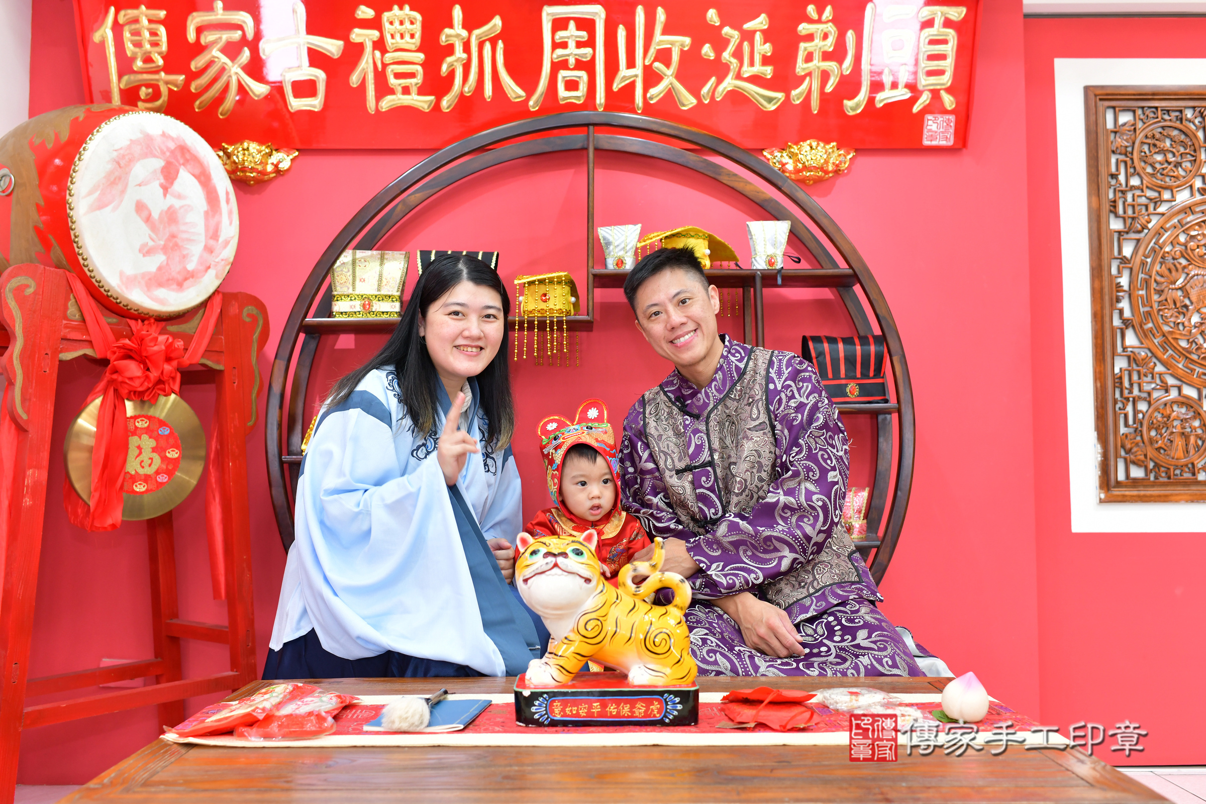 台中市北區小灝寶寶抓周推薦：傳家台中店抓周度脺中國風會場，嬰兒古禮抓周流程儀式吉祥話、抓周道具物品24種、拍照。抓周證書。2024.11.9，照片14