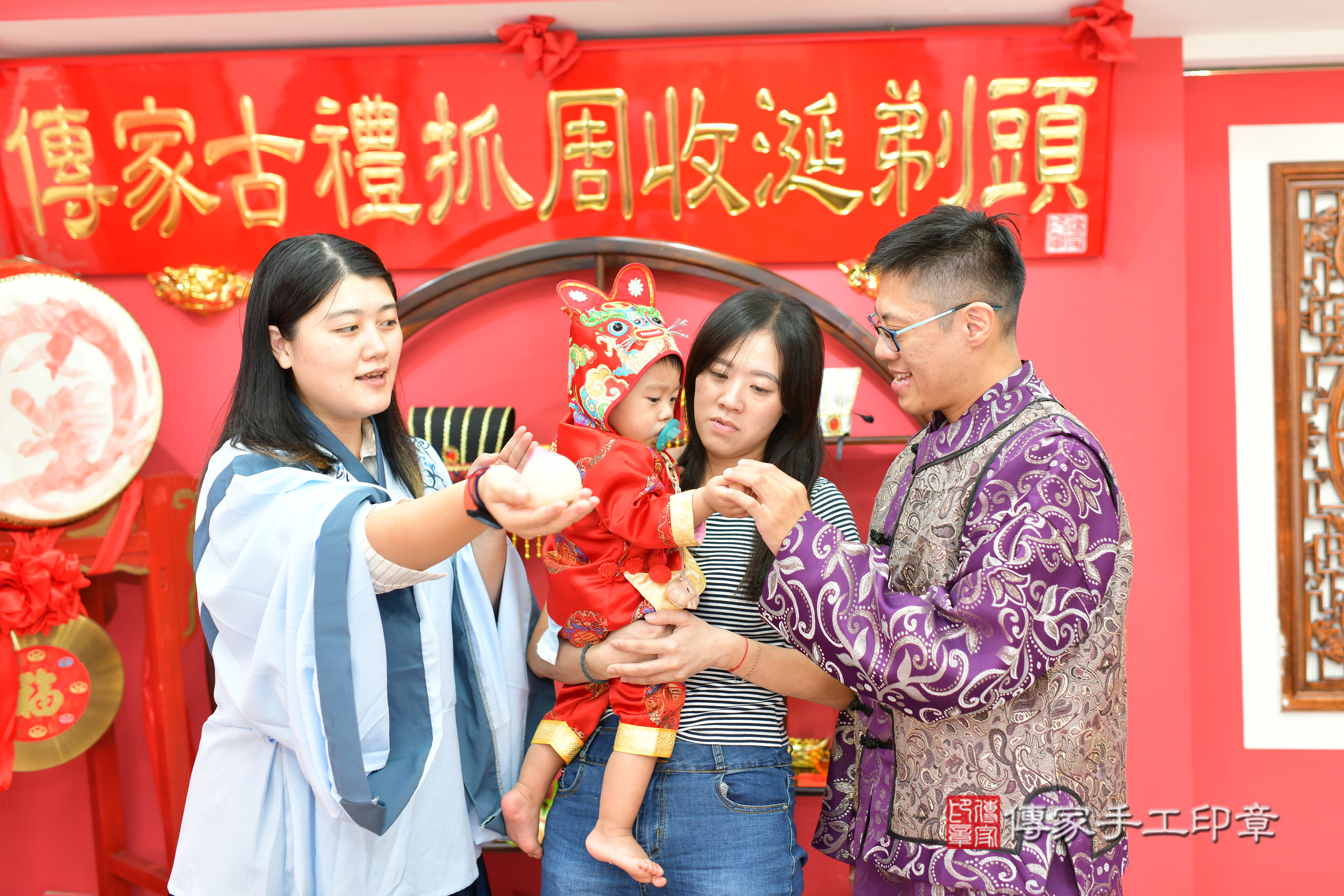 台中市北區小灝寶寶抓周推薦：傳家台中店抓周度脺中國風會場，嬰兒古禮抓周流程儀式吉祥話、抓周道具物品24種、拍照。抓周證書。2024.11.9，照片13