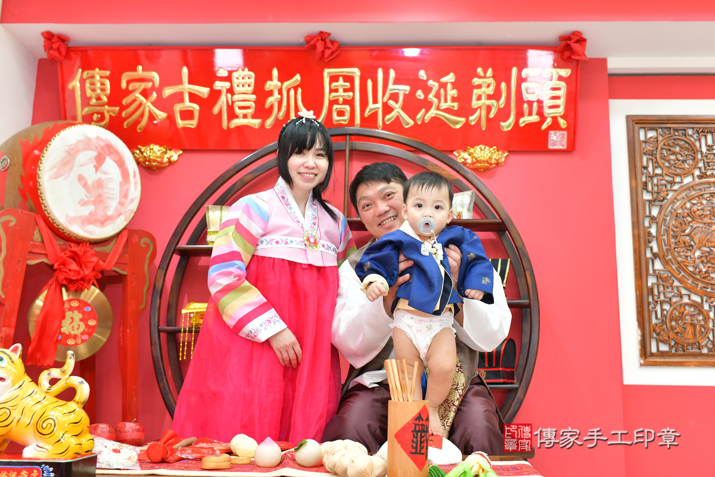 台中市北區鈞鈞寶寶抓周推薦：傳家台中店抓周度脺中國風會場，嬰兒古禮抓周流程儀式吉祥話、抓周道具物品24種、拍照。抓周證書。2024.11.13，照片25