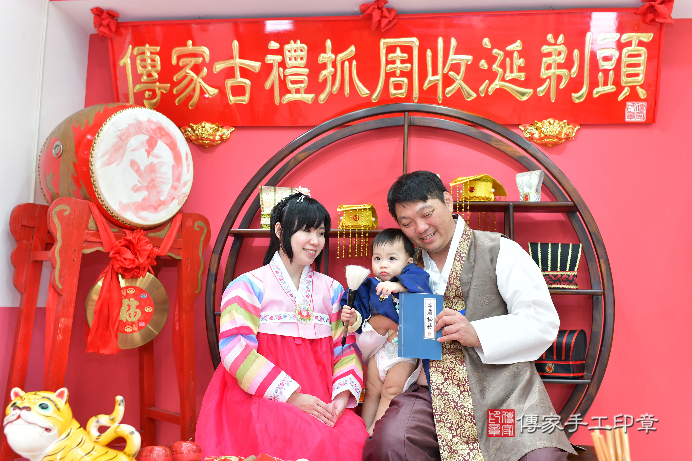 台中市北區鈞鈞寶寶抓周推薦：傳家台中店抓周度脺中國風會場，嬰兒古禮抓周流程儀式吉祥話、抓周道具物品24種、拍照。抓周證書。2024.11.13，照片23