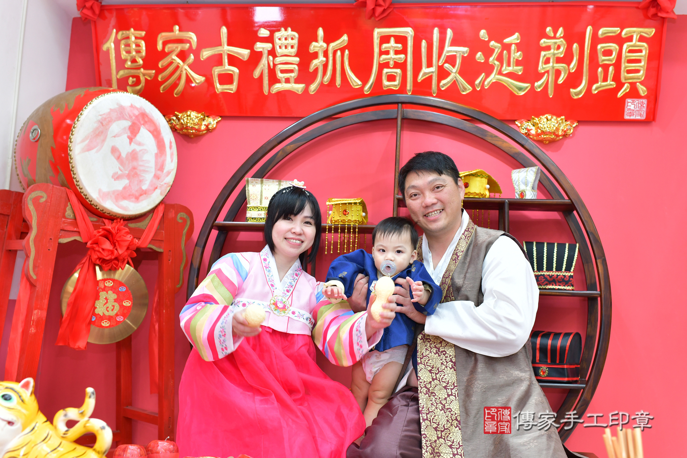 台中市北區鈞鈞寶寶抓周推薦：傳家台中店抓周度脺中國風會場，嬰兒古禮抓周流程儀式吉祥話、抓周道具物品24種、拍照。抓周證書。2024.11.13，照片22