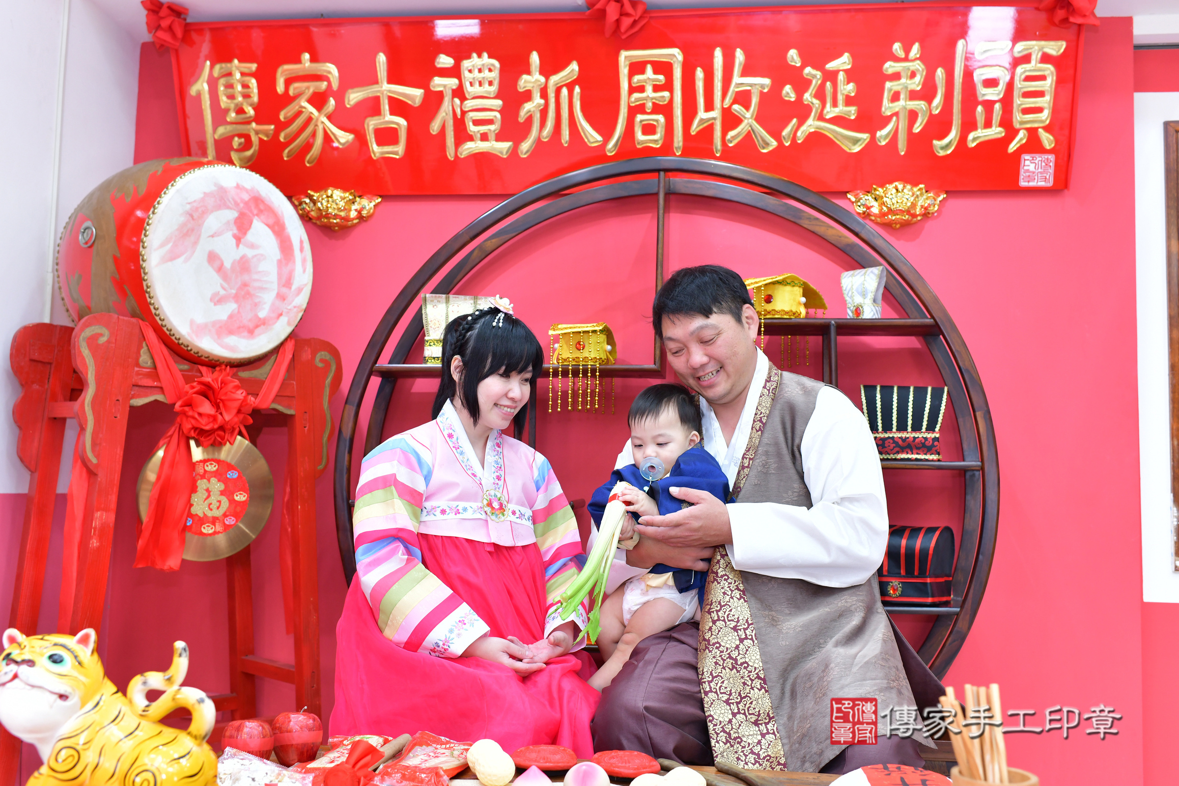 台中市北區鈞鈞寶寶抓周推薦：傳家台中店抓周度脺中國風會場，嬰兒古禮抓周流程儀式吉祥話、抓周道具物品24種、拍照。抓周證書。2024.11.13，照片24