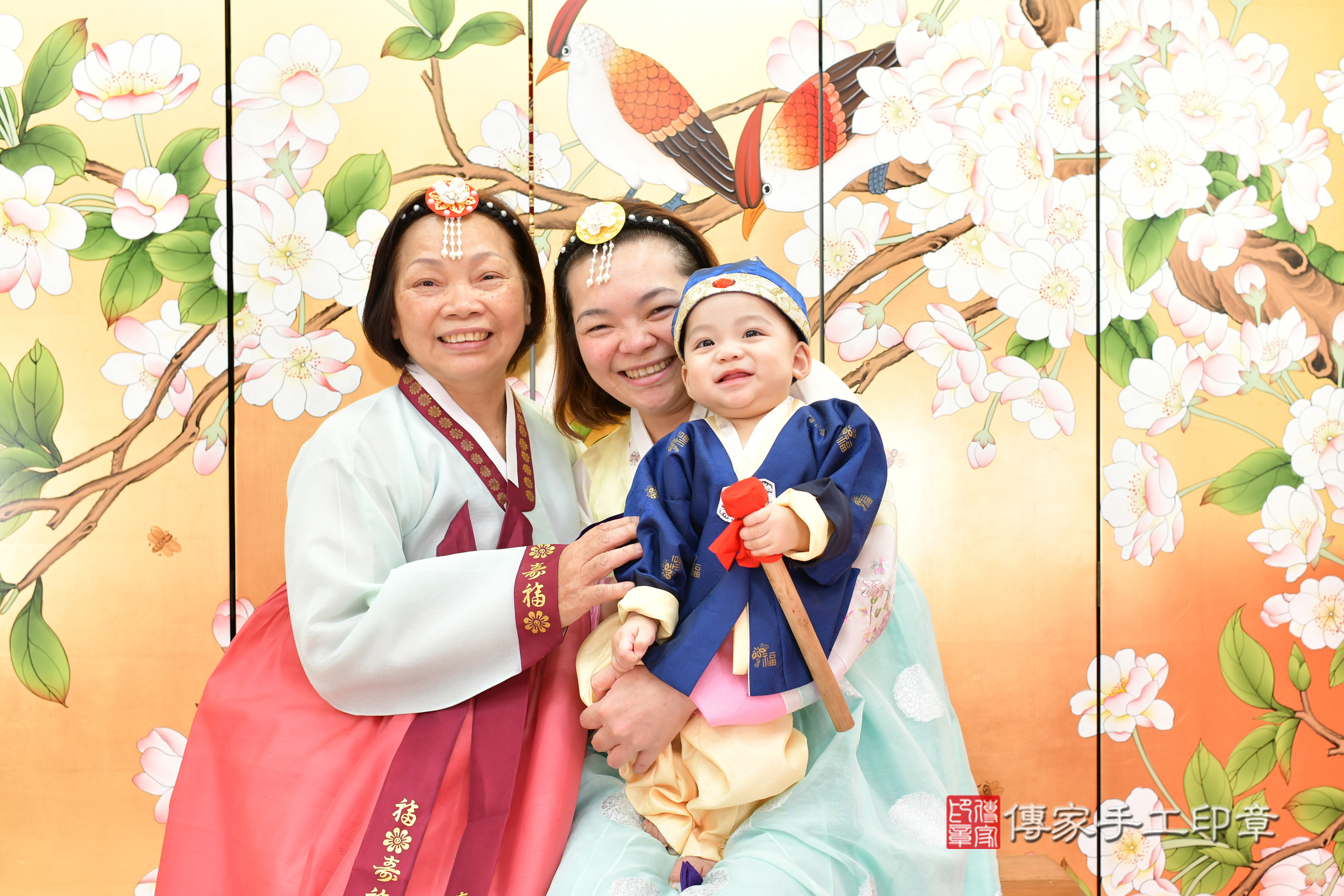 台中市北區鈞鈞寶寶抓周推薦：傳家台中店抓周度脺中國風會場，嬰兒古禮抓周流程儀式吉祥話、抓周道具物品24種、拍照。抓周證書。2024.11.13，照片6