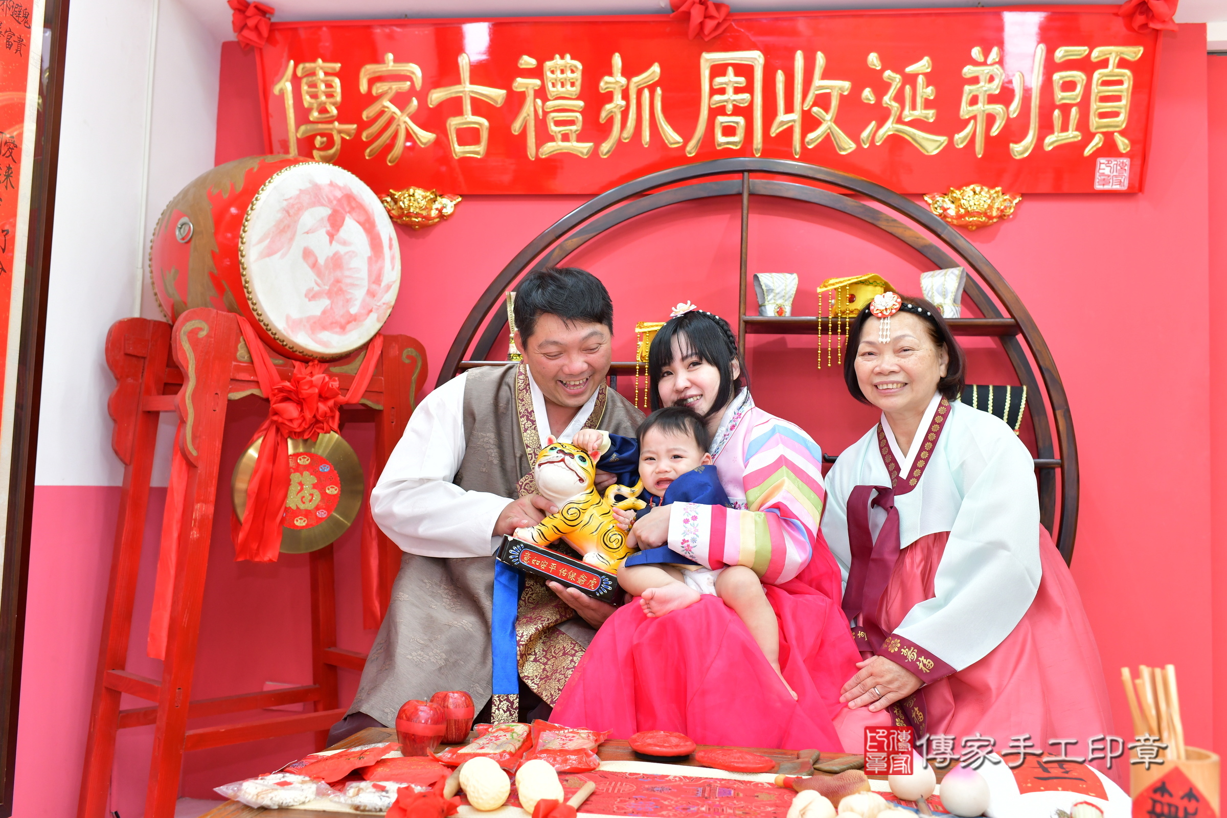 台中市北區鈞鈞寶寶抓周推薦：傳家台中店抓周度脺中國風會場，嬰兒古禮抓周流程儀式吉祥話、抓周道具物品24種、拍照。抓周證書。2024.11.13，照片20