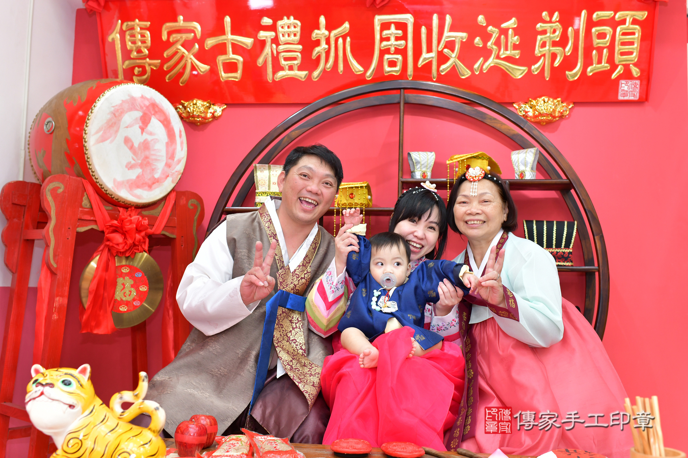 台中市北區鈞鈞寶寶抓周推薦：傳家台中店抓周度脺中國風會場，嬰兒古禮抓周流程儀式吉祥話、抓周道具物品24種、拍照。抓周證書。2024.11.13，照片27