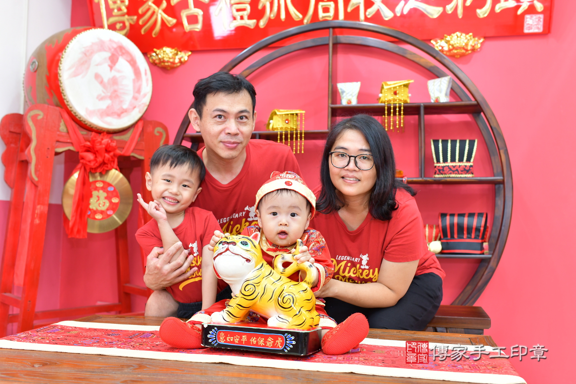 台中市北區小倫寶寶抓周推薦：傳家台中店抓周度脺中國風會場，嬰兒古禮抓周流程儀式吉祥話、抓周道具物品24種、拍照。抓周證書。2024.11.15，照片10