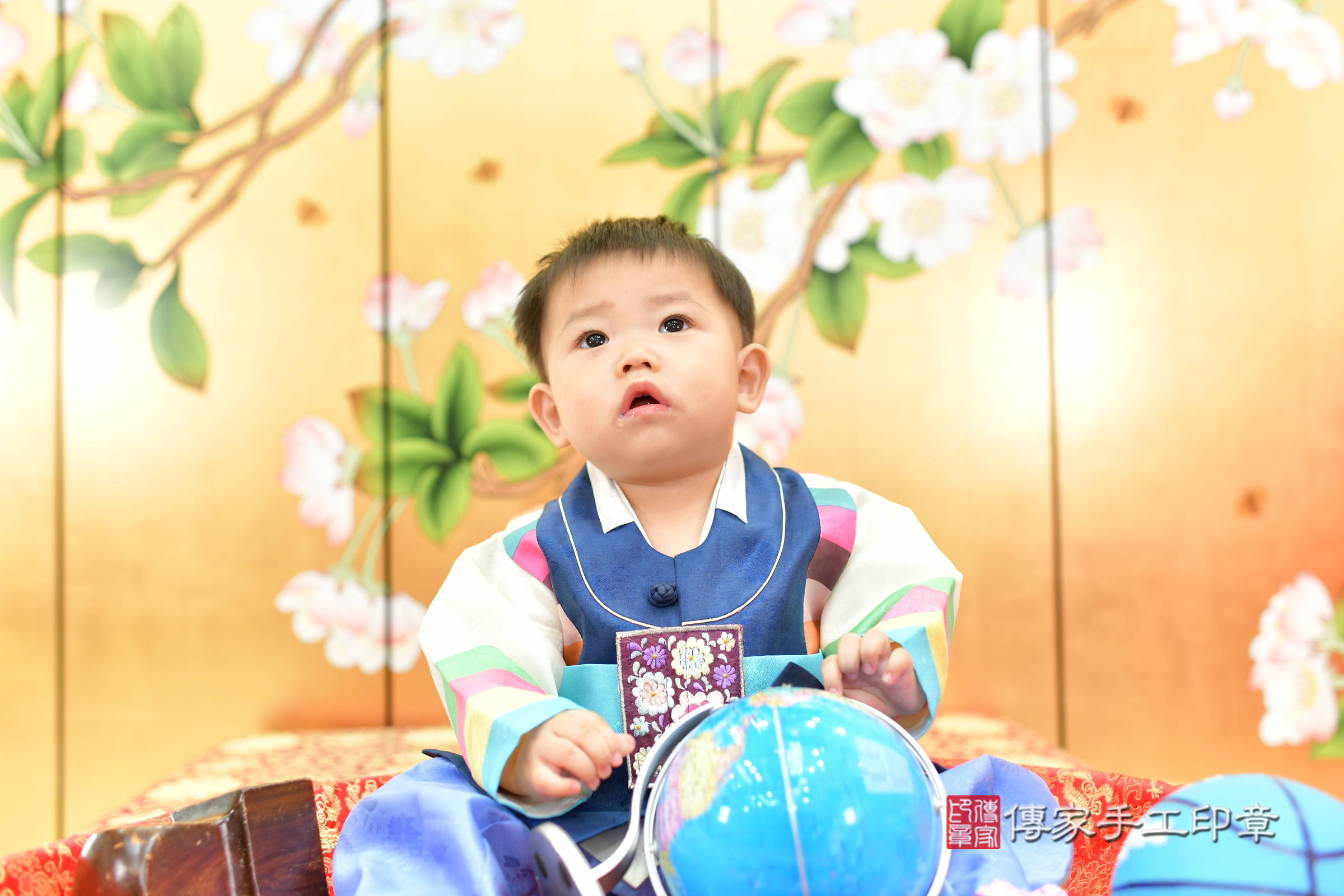 台中市北區叡叡寶寶抓周推薦：傳家台中店抓周度脺中國風會場，嬰兒古禮抓周流程儀式吉祥話、抓周道具物品24種、拍照。抓周證書。2024.11.16，照片17