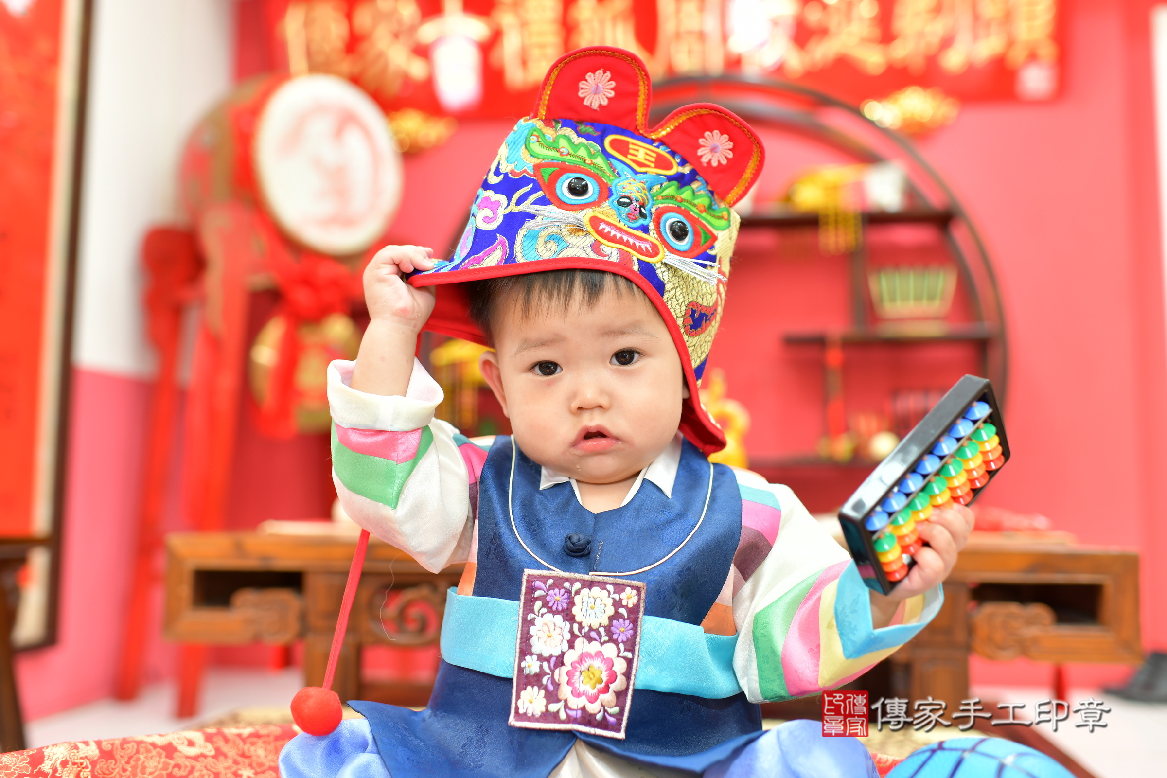 台中市北區叡叡寶寶抓周推薦：傳家台中店抓周度脺中國風會場，嬰兒古禮抓周流程儀式吉祥話、抓周道具物品24種、拍照。抓周證書。2024.11.16，照片11