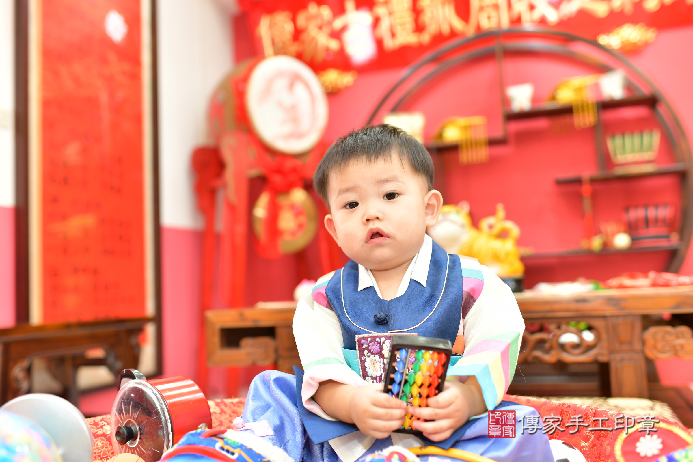 台中市北區叡叡寶寶抓周推薦：傳家台中店抓周度脺中國風會場，嬰兒古禮抓周流程儀式吉祥話、抓周道具物品24種、拍照。抓周證書。2024.11.16，照片12