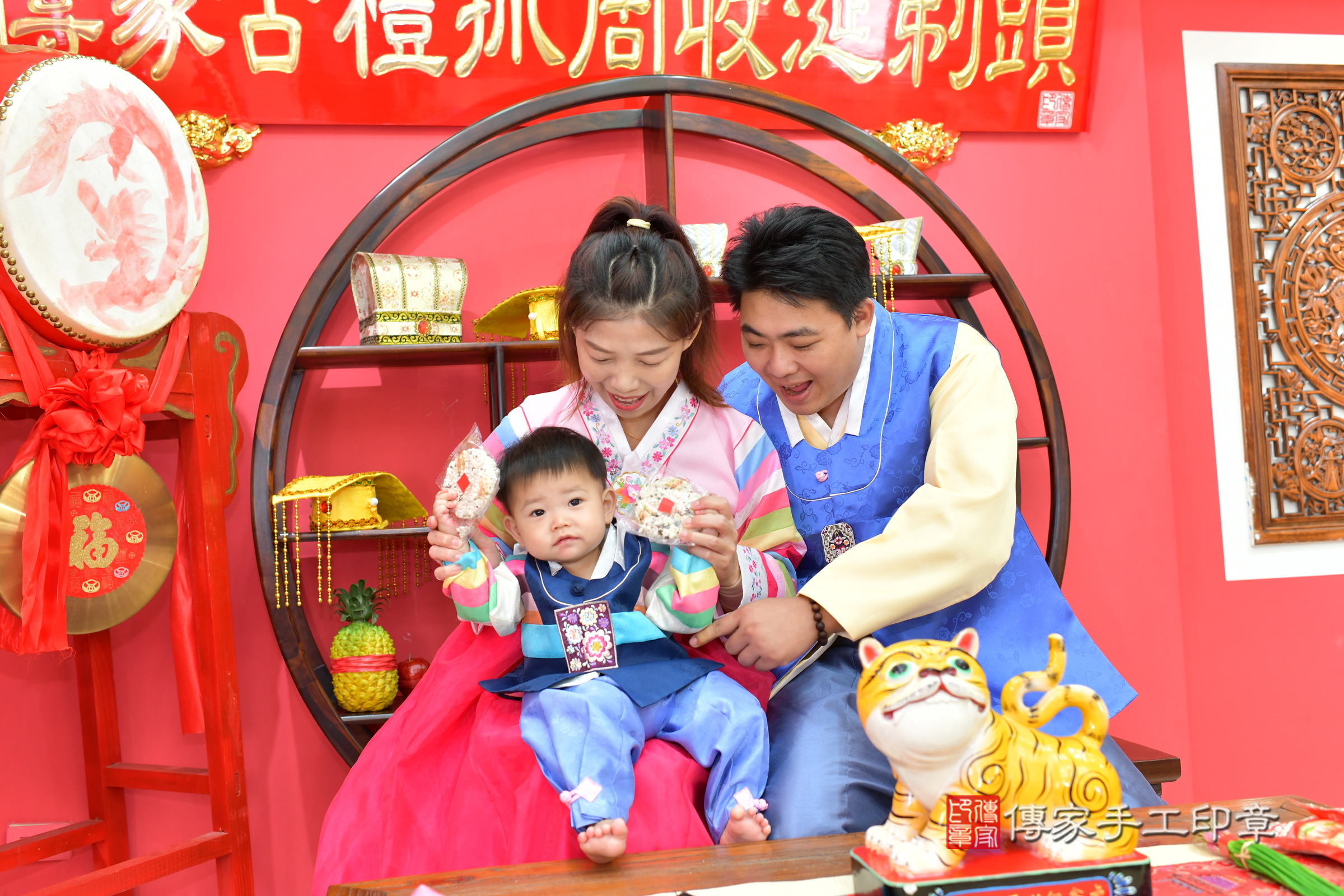 台中市北區叡叡寶寶抓周推薦：傳家台中店抓周度脺中國風會場，嬰兒古禮抓周流程儀式吉祥話、抓周道具物品24種、拍照。抓周證書。2024.11.16，照片21