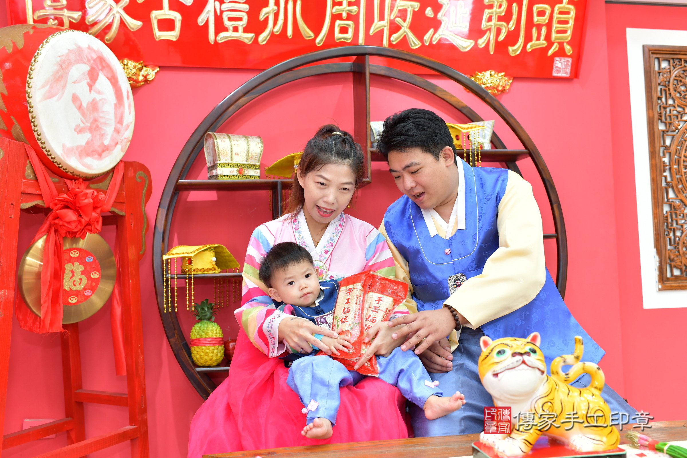 台中市北區叡叡寶寶抓周推薦：傳家台中店抓周度脺中國風會場，嬰兒古禮抓周流程儀式吉祥話、抓周道具物品24種、拍照。抓周證書。2024.11.16，照片19