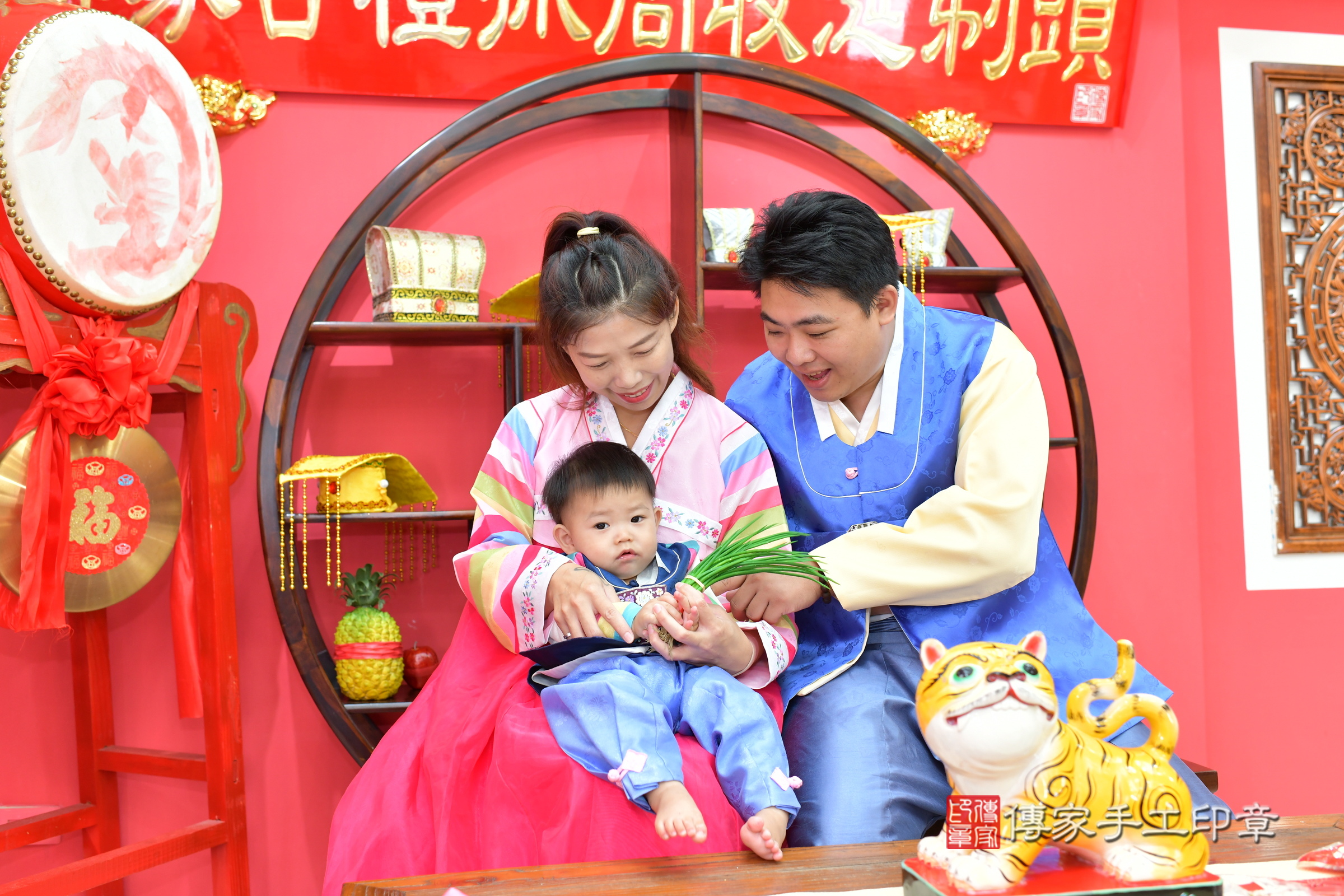 台中市北區叡叡寶寶抓周推薦：傳家台中店抓周度脺中國風會場，嬰兒古禮抓周流程儀式吉祥話、抓周道具物品24種、拍照。抓周證書。2024.11.16，照片20