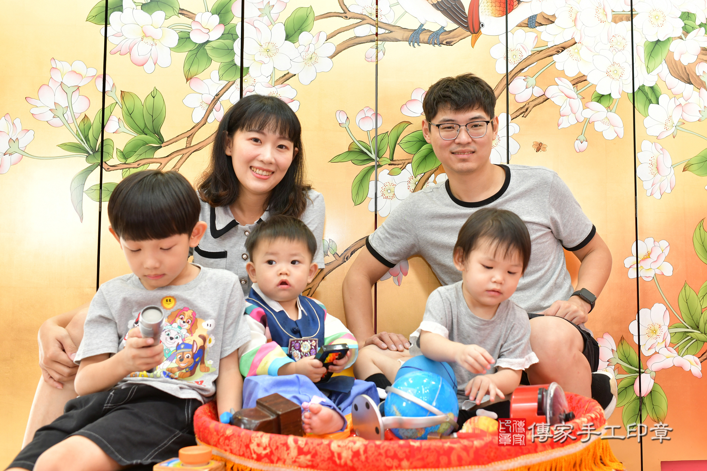 台中市北區叡叡寶寶抓周推薦：傳家台中店抓周度脺中國風會場，嬰兒古禮抓周流程儀式吉祥話、抓周道具物品24種、拍照。抓周證書。2024.11.16，照片8