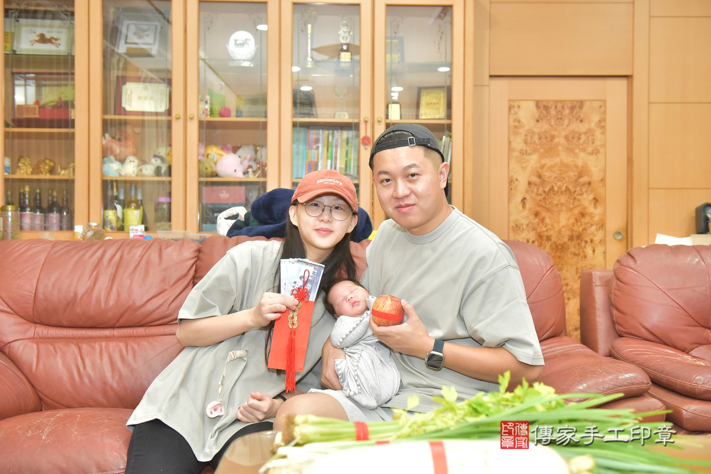 恩恩寶寶(台中市后里區到府嬰兒恩恩寶寶滿月剃頭理髮、到府嬰兒剃胎毛儀式吉祥話)。到府剃頭剃胎毛主持、專業拍照、證書。★購買「臍帶章、肚臍章、胎毛筆刷印章」贈送：剃頭、收涎、抓周，三選一。2024.11.3，照片6
