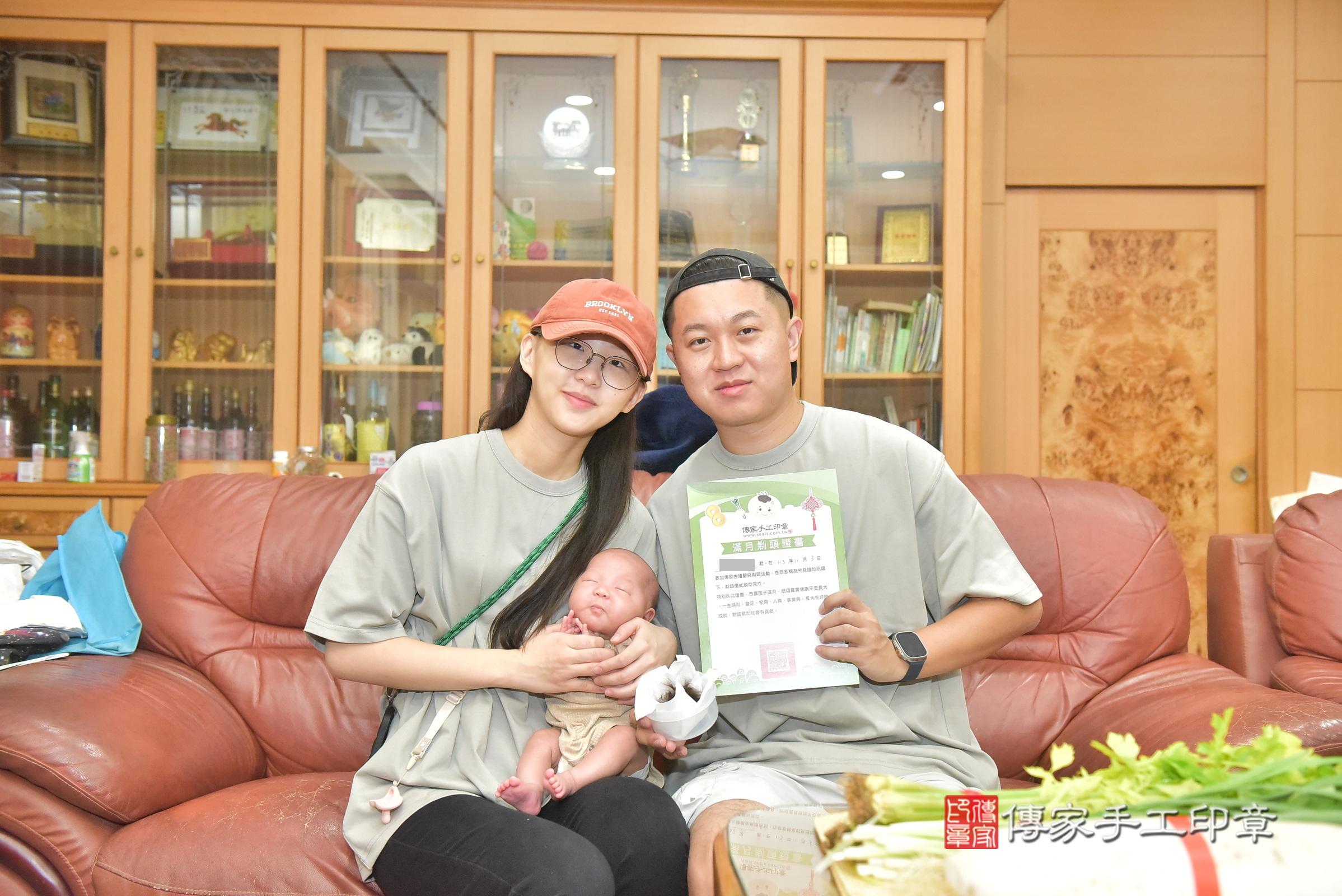 恩恩寶寶(台中市后里區到府嬰兒恩恩寶寶滿月剃頭理髮、到府嬰兒剃胎毛儀式吉祥話)。到府剃頭剃胎毛主持、專業拍照、證書。★購買「臍帶章、肚臍章、胎毛筆刷印章」贈送：剃頭、收涎、抓周，三選一。2024.11.3，照片12