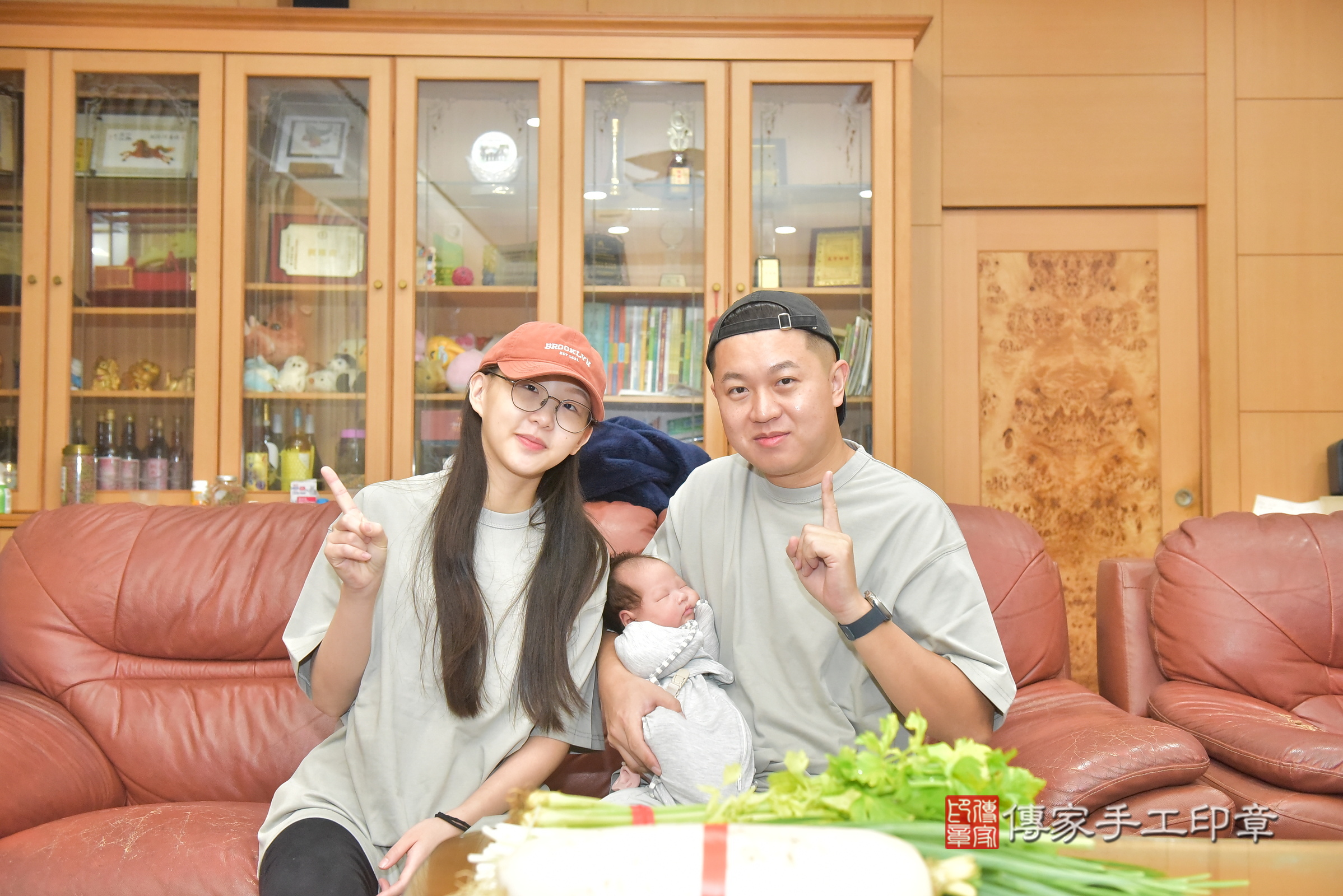 恩恩寶寶(台中市后里區到府嬰兒恩恩寶寶滿月剃頭理髮、到府嬰兒剃胎毛儀式吉祥話)。到府剃頭剃胎毛主持、專業拍照、證書。★購買「臍帶章、肚臍章、胎毛筆刷印章」贈送：剃頭、收涎、抓周，三選一。2024.11.3，照片2
