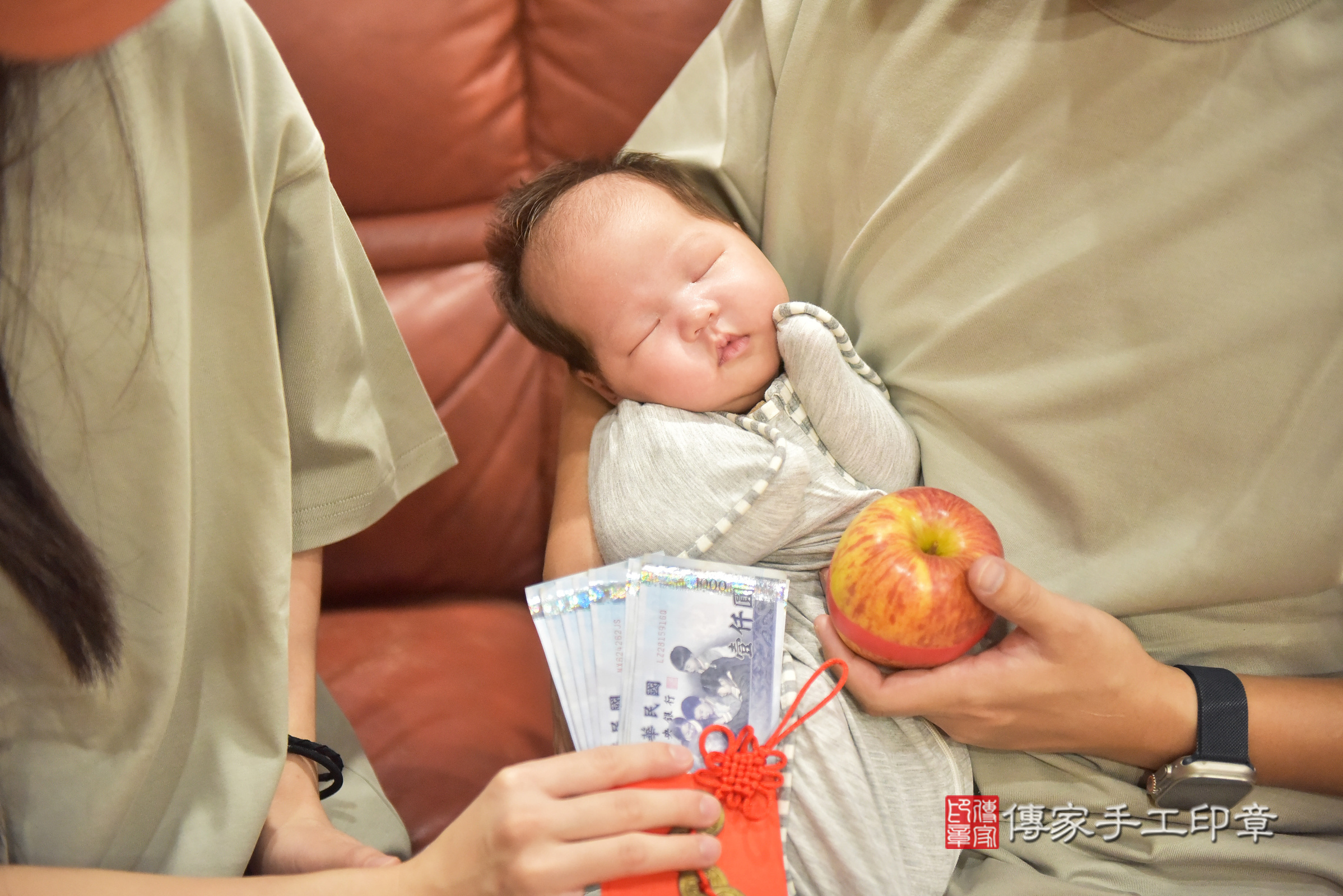 恩恩寶寶(台中市后里區到府嬰兒恩恩寶寶滿月剃頭理髮、到府嬰兒剃胎毛儀式吉祥話)。到府剃頭剃胎毛主持、專業拍照、證書。★購買「臍帶章、肚臍章、胎毛筆刷印章」贈送：剃頭、收涎、抓周，三選一。2024.11.3，照片7