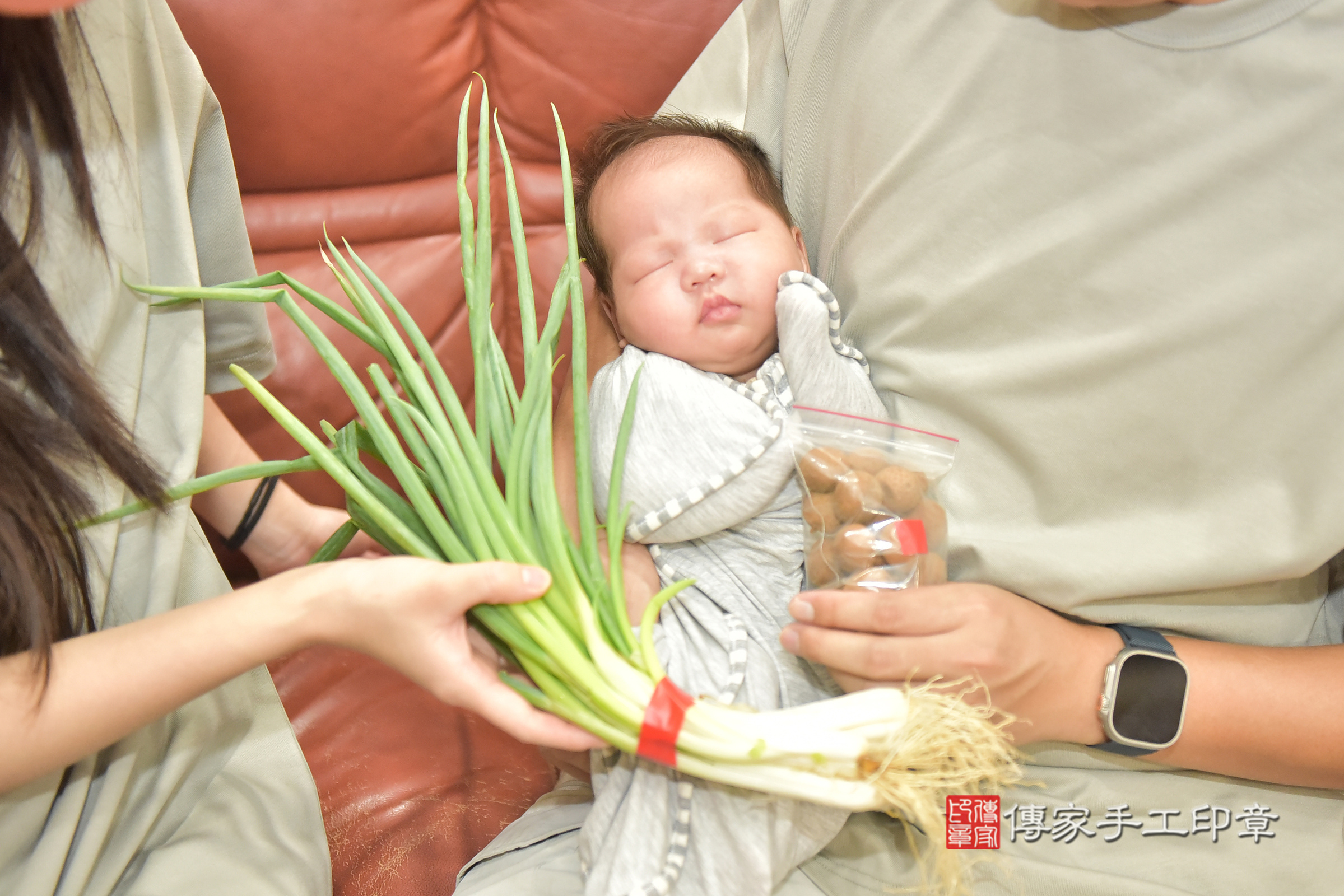 恩恩寶寶(台中市后里區到府嬰兒恩恩寶寶滿月剃頭理髮、到府嬰兒剃胎毛儀式吉祥話)。到府剃頭剃胎毛主持、專業拍照、證書。★購買「臍帶章、肚臍章、胎毛筆刷印章」贈送：剃頭、收涎、抓周，三選一。2024.11.3，照片9