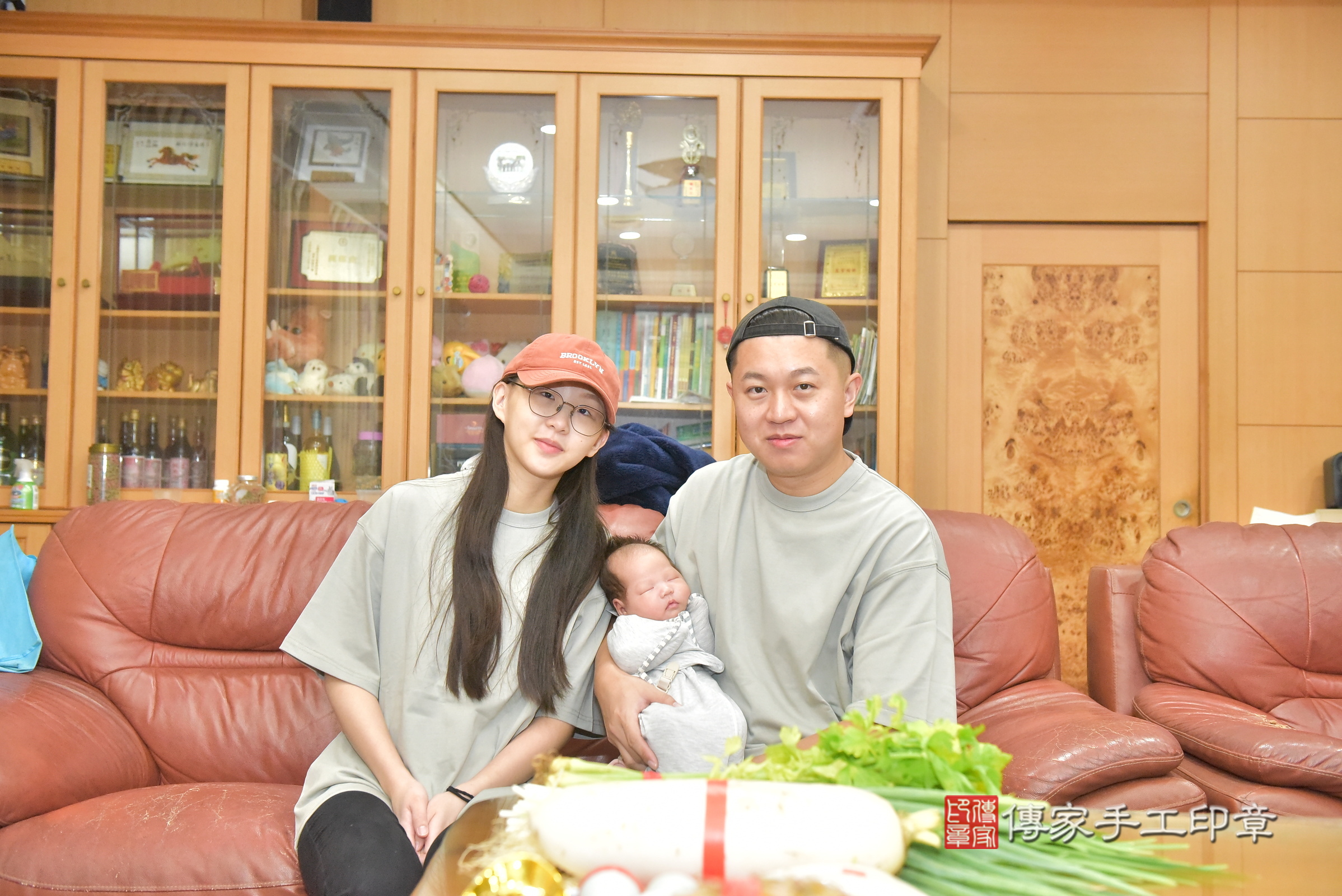 恩恩寶寶(台中市后里區到府嬰兒恩恩寶寶滿月剃頭理髮、到府嬰兒剃胎毛儀式吉祥話)。到府剃頭剃胎毛主持、專業拍照、證書。★購買「臍帶章、肚臍章、胎毛筆刷印章」贈送：剃頭、收涎、抓周，三選一。2024.11.3，照片3