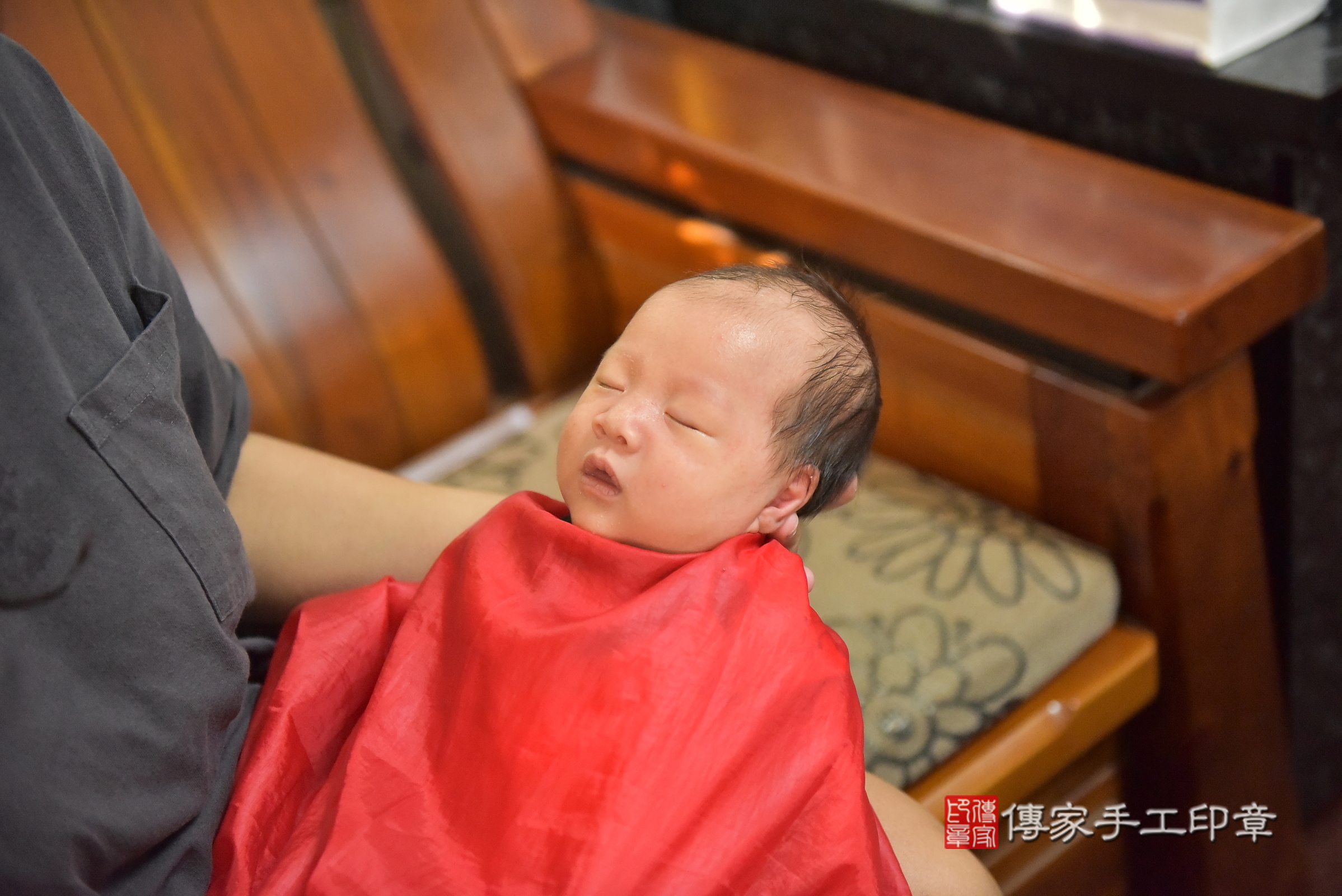 小寓寶寶(彰化縣和美鎮到府嬰兒小寓寶寶滿月剃頭理髮、到府嬰兒剃胎毛儀式吉祥話)。到府剃頭剃胎毛主持、專業拍照、證書。★購買「臍帶章、肚臍章、胎毛筆刷印章」贈送：剃頭、收涎、抓周，三選一。2024.11.3，照片12