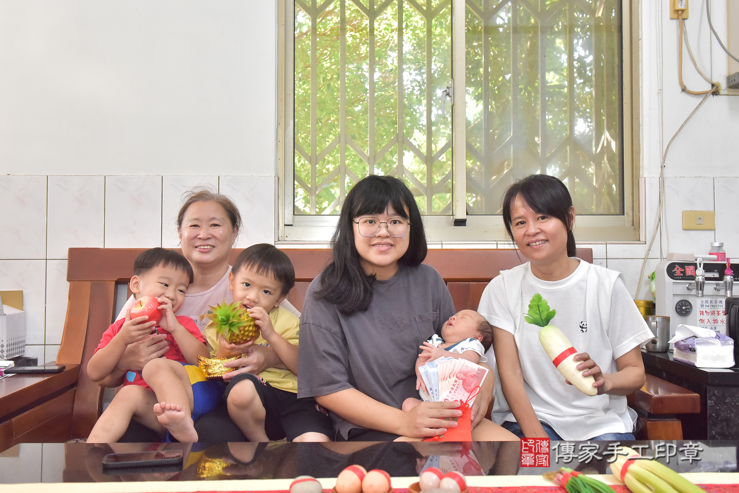 小寓寶寶(彰化縣和美鎮到府嬰兒小寓寶寶滿月剃頭理髮、到府嬰兒剃胎毛儀式吉祥話)。到府剃頭剃胎毛主持、專業拍照、證書。★購買「臍帶章、肚臍章、胎毛筆刷印章」贈送：剃頭、收涎、抓周，三選一。2024.11.3，照片9