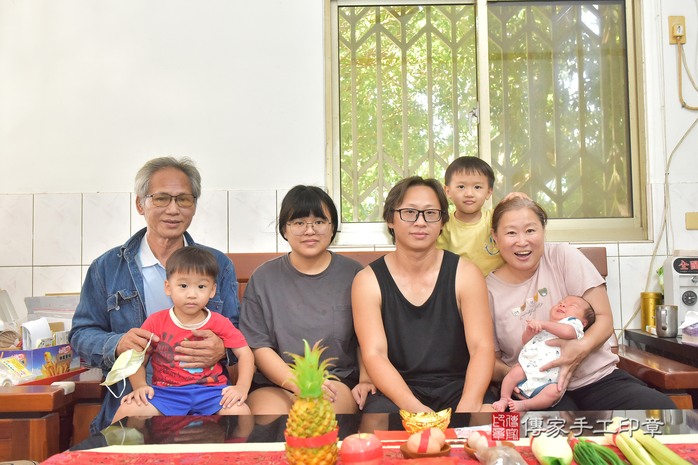 小寓寶寶(彰化縣和美鎮到府嬰兒小寓寶寶滿月剃頭理髮、到府嬰兒剃胎毛儀式吉祥話)。到府剃頭剃胎毛主持、專業拍照、證書。★購買「臍帶章、肚臍章、胎毛筆刷印章」贈送：剃頭、收涎、抓周，三選一。2024.11.3，照片2