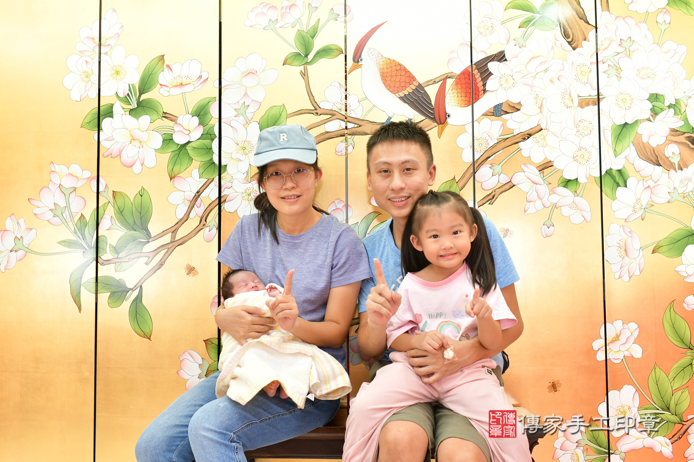 小雁寶寶(台中市北區嬰兒寶寶滿月剃頭理髮、嬰兒剃胎毛儀式吉祥話)。中國風會場，爸媽寶貝穿「日中韓」古裝禮服。專業拍照、證書。★購買「臍帶章、肚臍章、胎毛筆刷印章」贈送：剃頭、收涎、抓周，三選一。2024.11.9，照片3